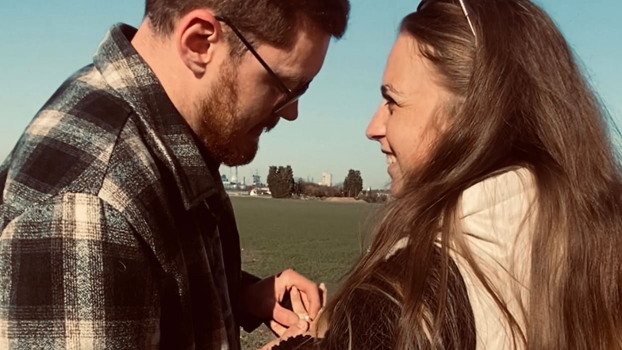 Philipp steckt seiner Alina den Verlobungsring an: Schon bald wird geheiratet.