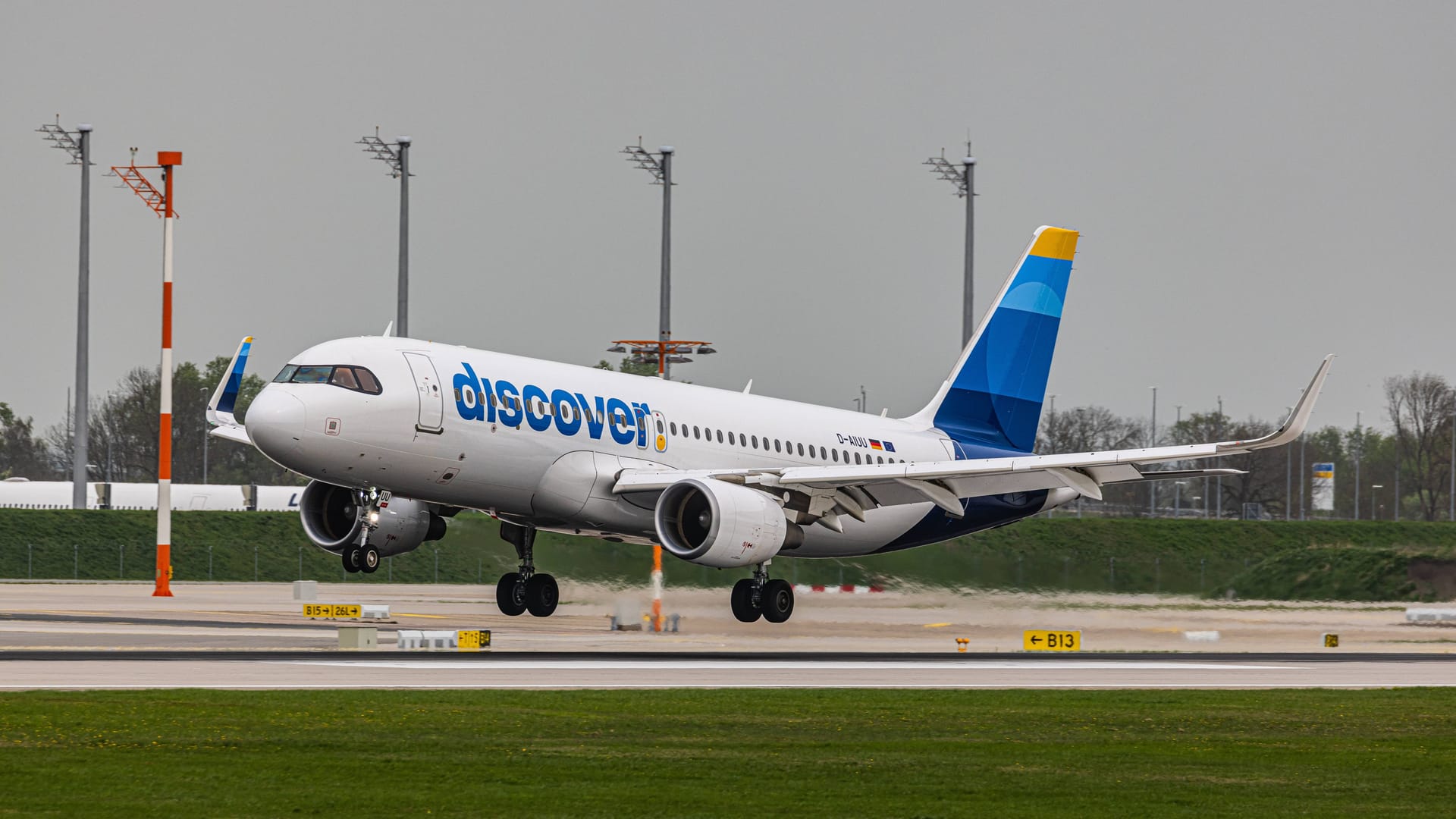 Ein Flugzeug von Discover Airlines hebt am Münchner Flughafen ab (Archivbild): Insgesamt hat die Fluggesellschaft acht Maschinen in der bayerischen Landeshauptstadt stationiert.