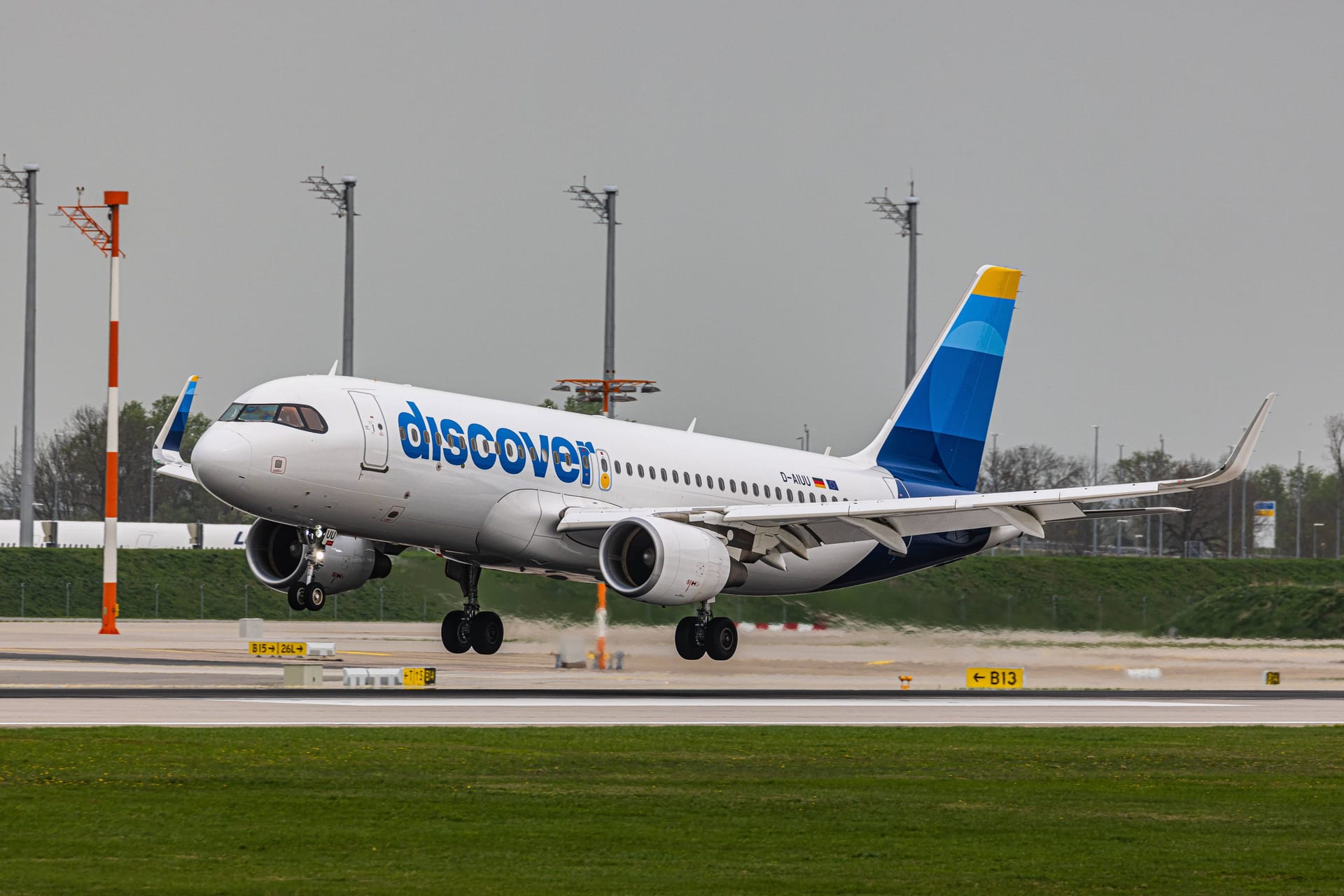 Ein Flugzeug von Discover Airlines hebt am Münchner Flughafen ab (Archivbild): Insgesamt hat die Fluggesellschaft acht Maschinen in der bayerischen Landeshauptstadt stationiert.