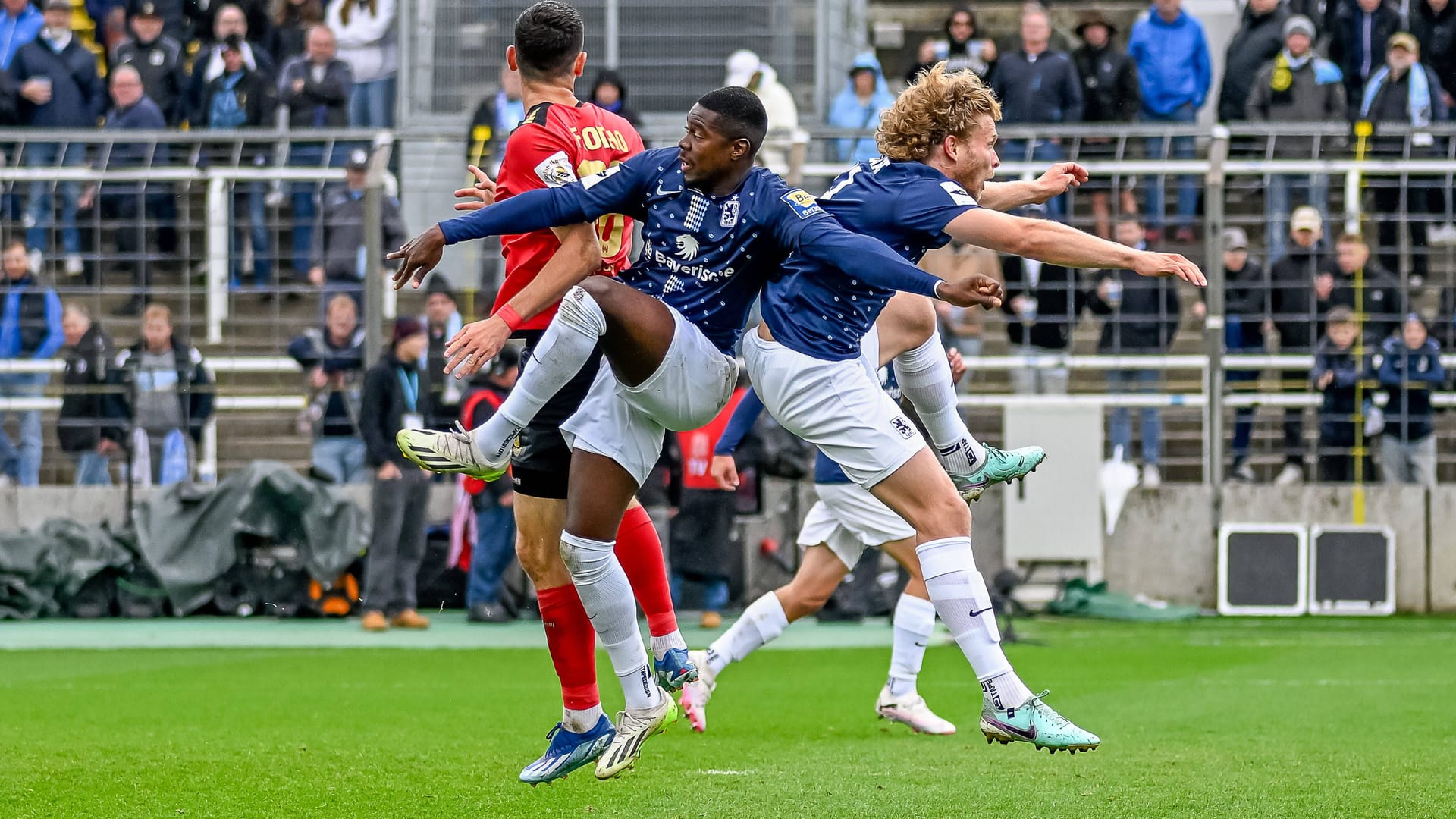 Hart umkämpft: Im Hinspiel musste sich 1860 um Leroy Kwadwo und Jesper Verlaat gegen Wiesbaden mit 2:3 geschlagen geben.