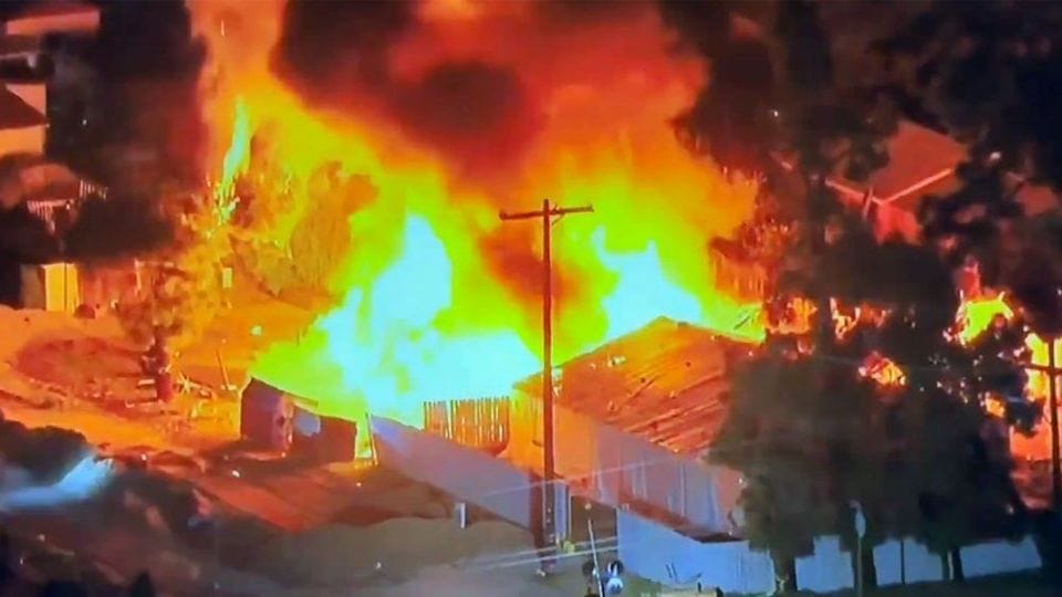 Illegales Feuerwerk entzündet sich: Ein Haus in Los Angeles geht in Flammen auf.