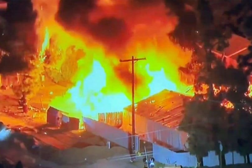 Illegales Feuerwerk entzündet sich: Ein Haus in Los Angeles geht in Flammen auf.