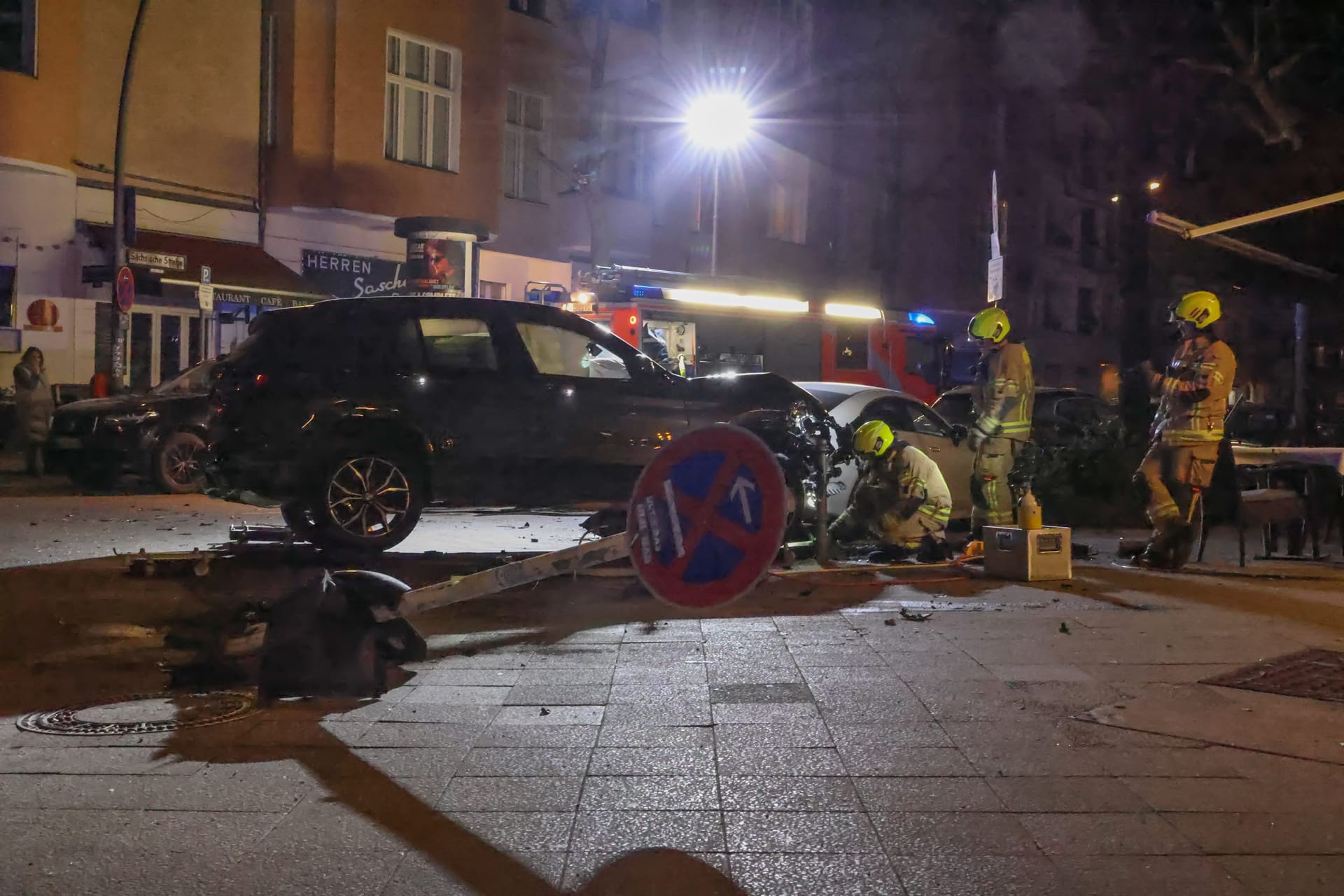 Kurz vor Mitternacht ereignete sich am Samstag an der Kreuzung Sächsische Straße/Pariser Straße ein schwerer Verkehrsunfall.