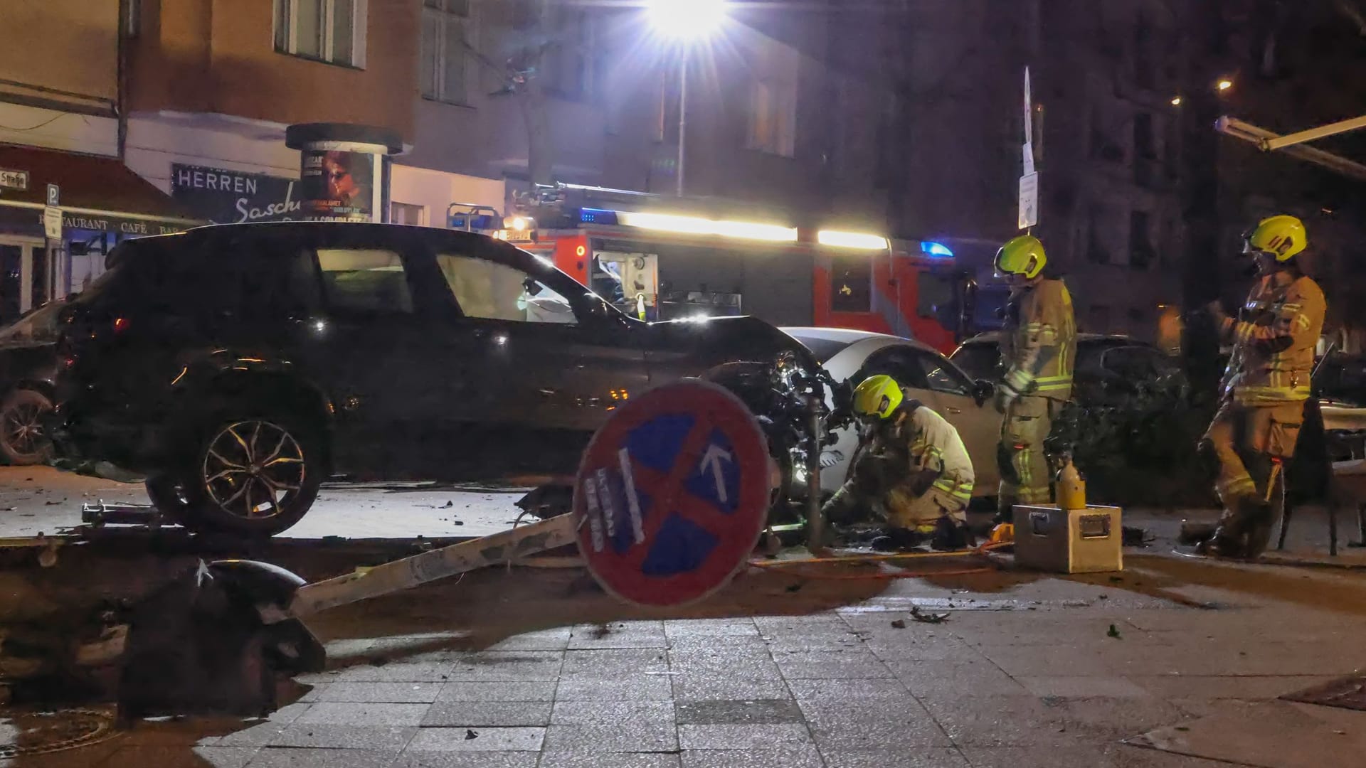 Kurz vor Mitternacht ereignete sich am Samstag an der Kreuzung Sächsische Straße/Pariser Straße ein schwerer Verkehrsunfall.