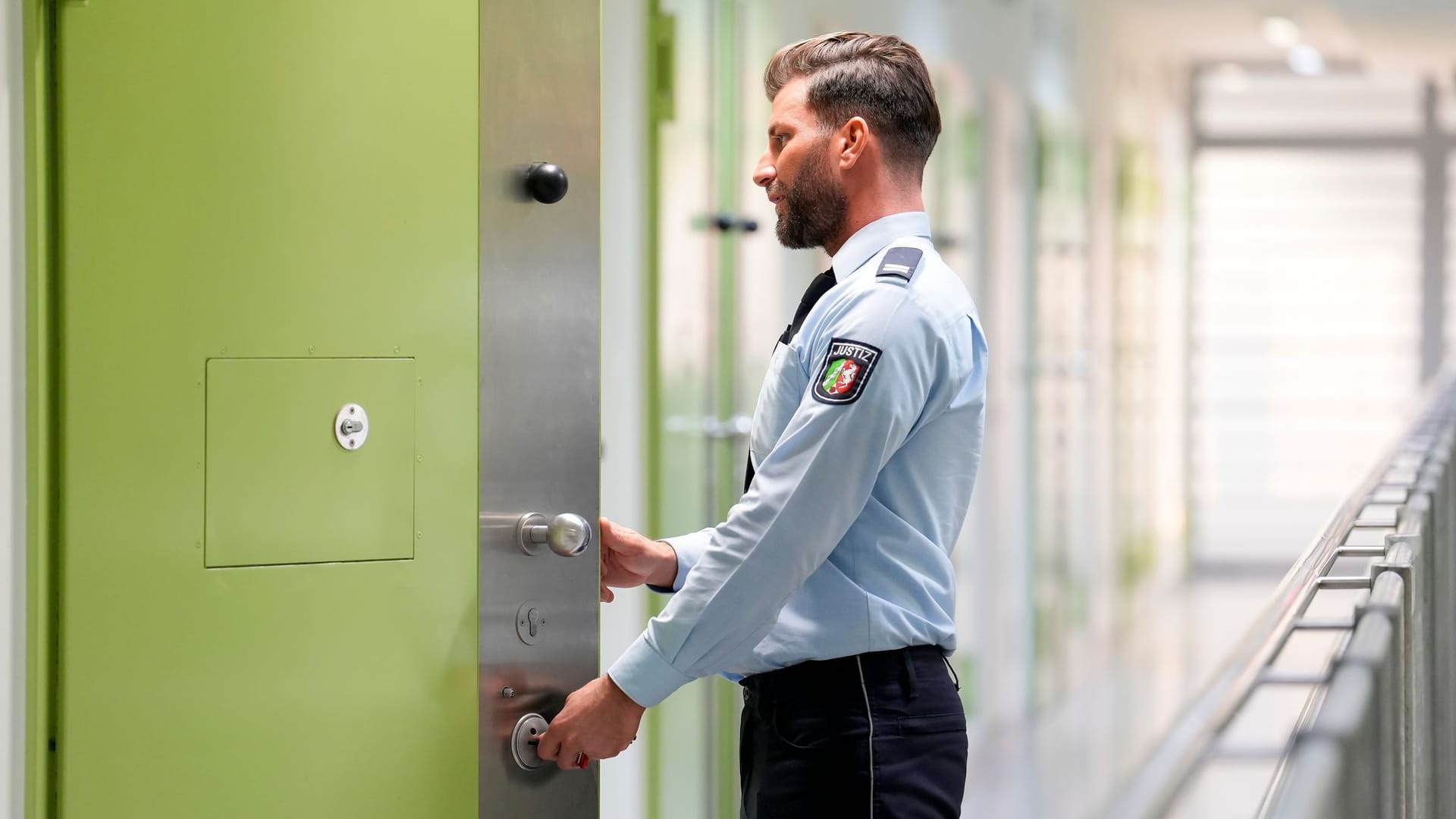 JVA-Beamter Marcel El-Damen schließt eine Zellentür auf