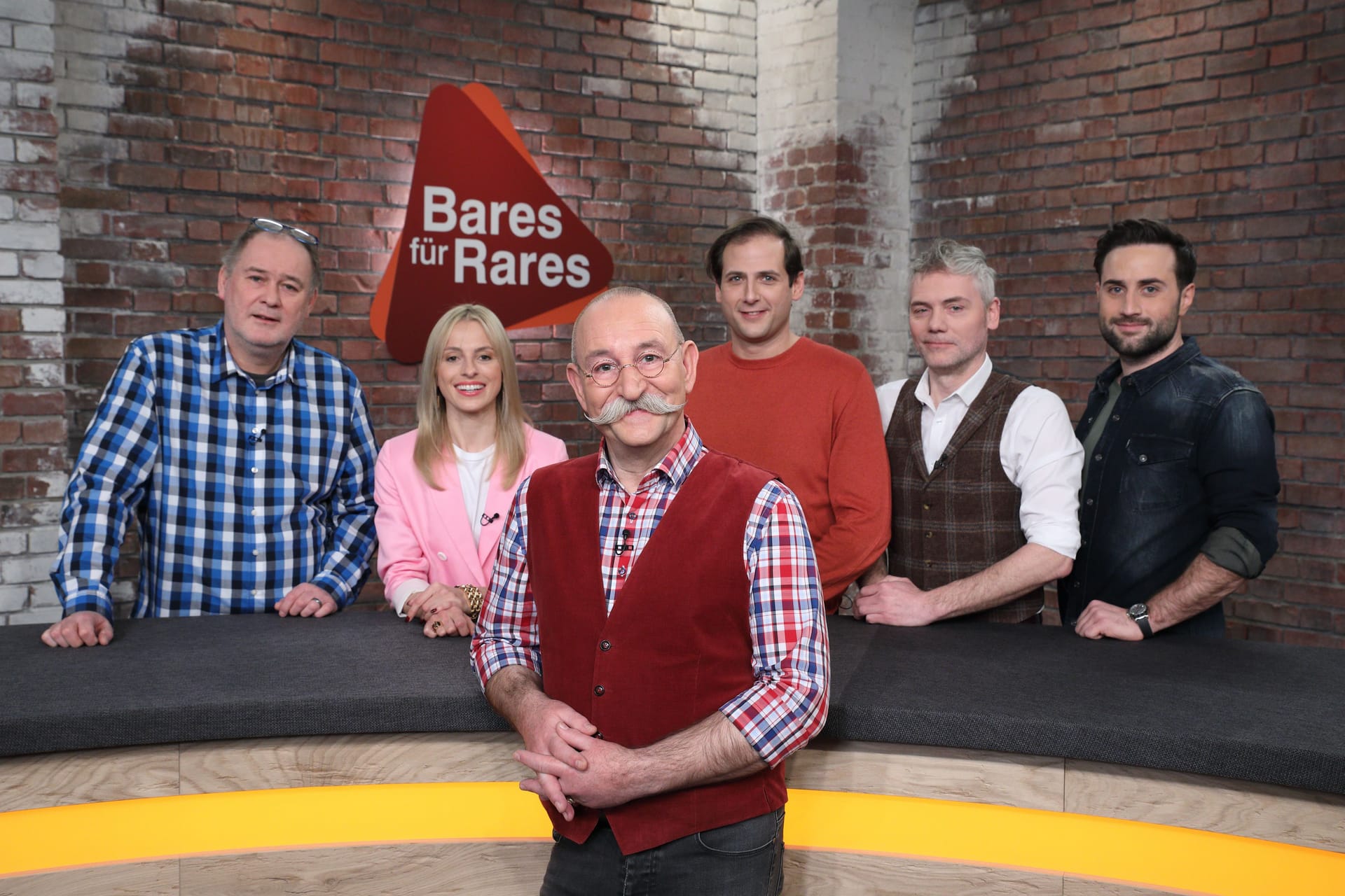 Die Stars aus "Bares für Rares": Waldi Lehnertz, Lisa Nüdling, Julian Schmitz-Avila, Christian Vechtel und David Suppes mit Horst Lichter.