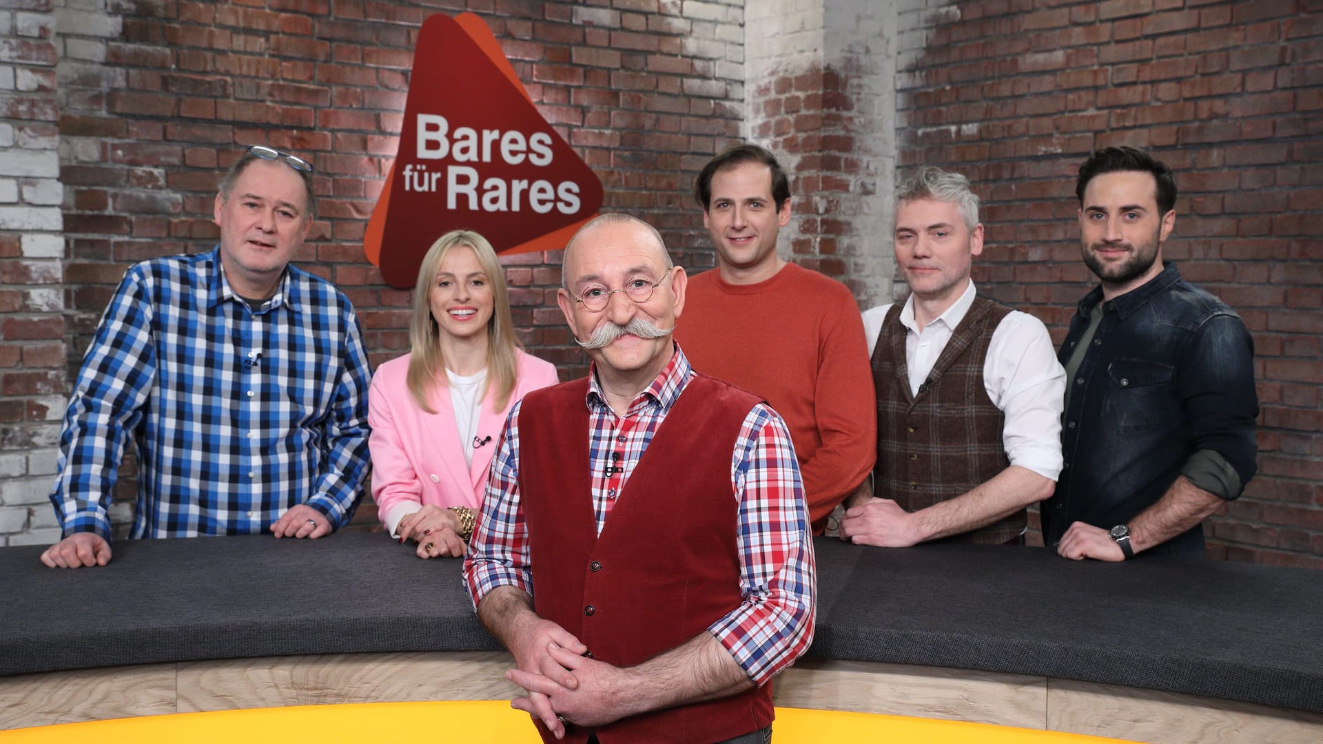 Die Stars aus "Bares für Rares": Waldi Lehnertz, Lisa Nüdling, Julian Schmitz-Avila, Christian Vechtel und David Suppes mit Horst Lichter.