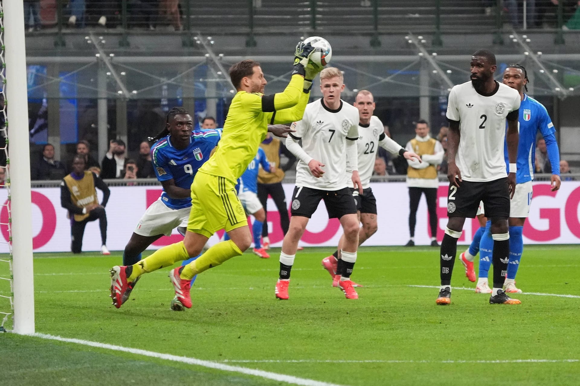 Oliver Baumann: Julian Nagelsmann wird seine Entscheidung zu Gunsten Baumanns nicht bereut haben. Beim 0:1 war der Hoffenheimer chancenlos, in der 30. Minute bei Tonalis Schuss hellwach. Rettete mit starken Paraden gegen Kean (32.) und Raspadori (67.). Wurde dafür mit "Olli Baumann"-Rufen aus dem deutschen Fanblock belohnt. Auch als Italiens Ecke fast zu einem Kleindienst-Eigentor führte, war er zur Stelle (78.) Note 1