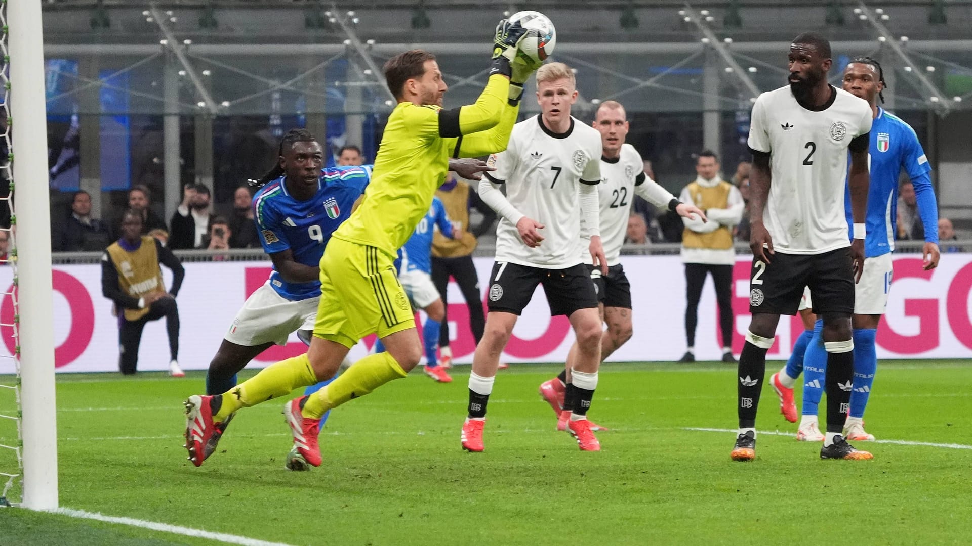 Oliver Baumann: Julian Nagelsmann wird seine Entscheidung zu Gunsten Baumanns nicht bereut haben. Beim 0:1 war der Hoffenheimer chancenlos, in der 30. Minute bei Tonalis Schuss hellwach. Rettete mit starken Paraden gegen Kean (32.) und Raspadori (67.). Wurde dafür mit "Olli Baumann"-Rufen aus dem deutschen Fanblock belohnt. Auch als Italiens Ecke fast zu einem Kleindienst-Eigentor führte, war er zur Stelle (78.) Note 1