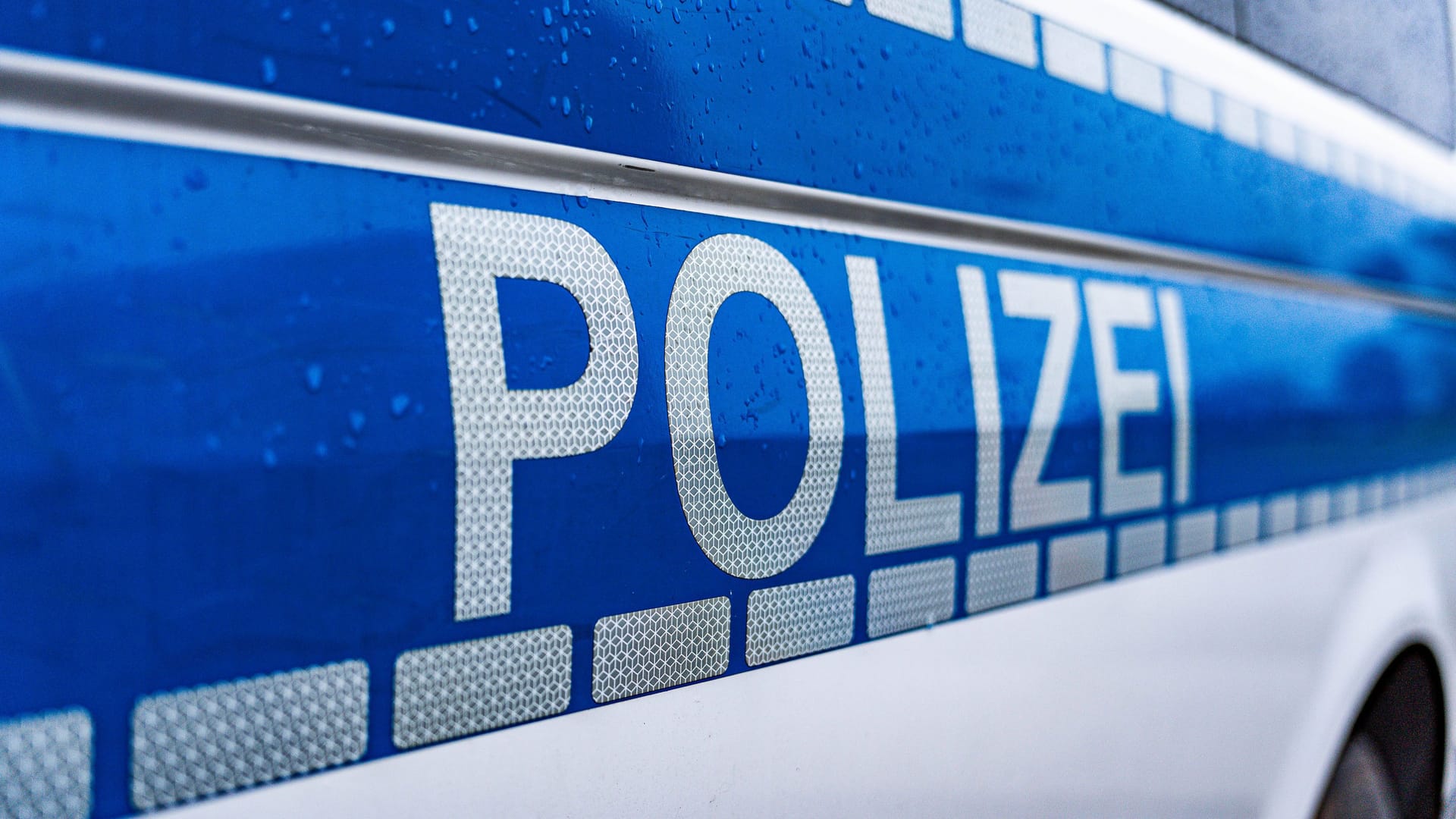 Polizeiauto (Symbolbild): Mehr als ein Jahr nach der Tat konnte der Verdächtige identifiziert werden.