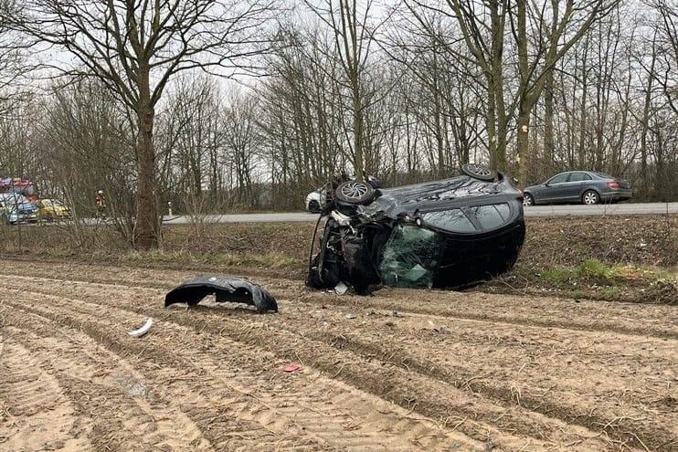 Das verunglückte Fahrzeug liegt auf einem Feld: Die Fahrerin wurde leicht verletzt.