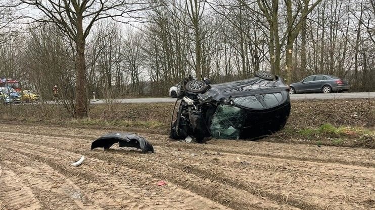 Das verunglückte Fahrzeug liegt auf einem Feld: Die Fahrerin wurde leicht verletzt.