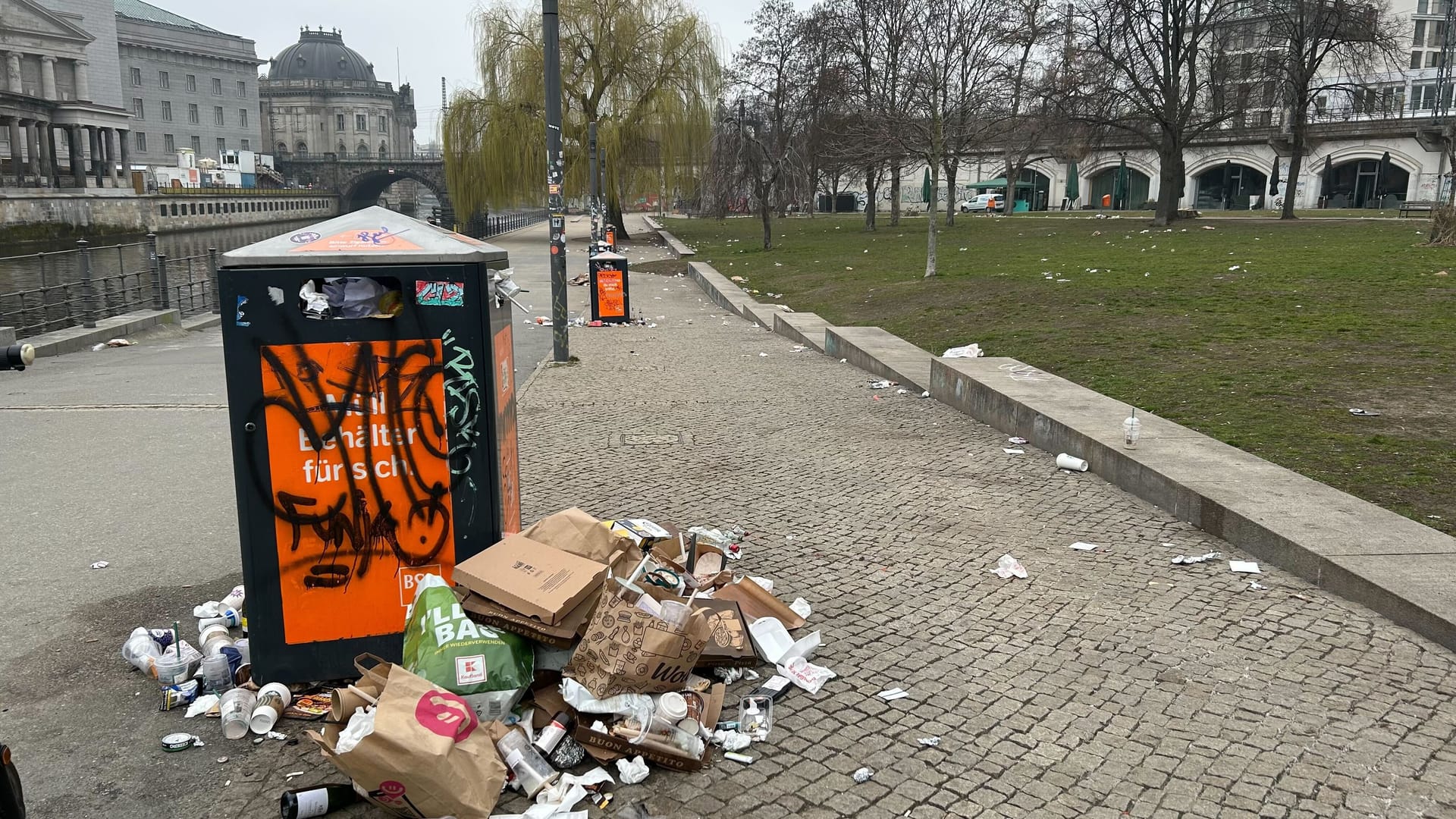 Volle Mülleimer am James-Simon-Park in Berlin-Mitte am Dienstag.