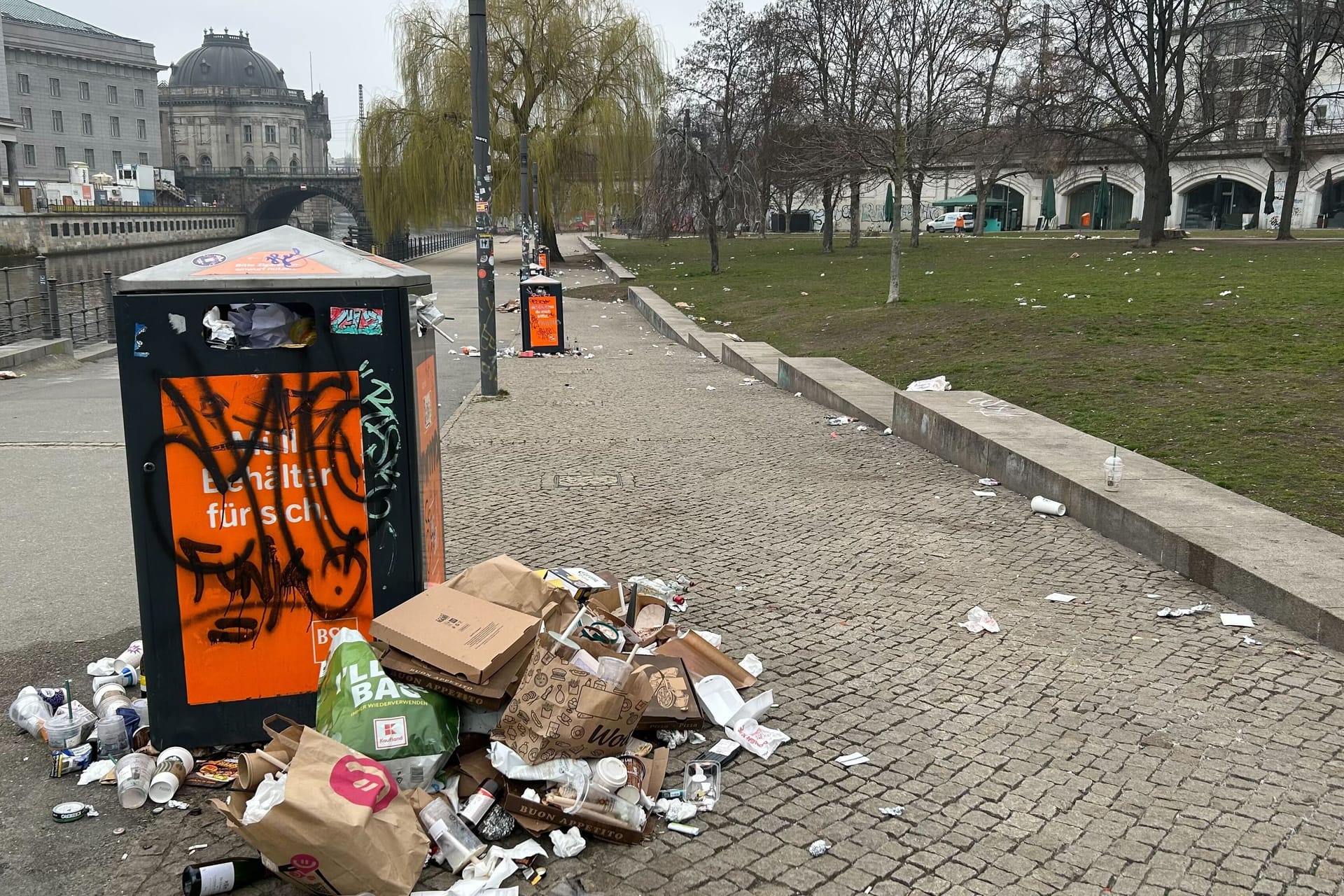 Volle Mülleimer am James-Simon-Park in Berlin-Mitte am Dienstag.