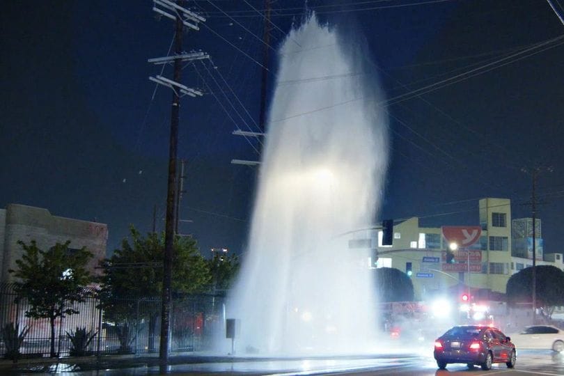 Ein Autofahrer rammte einen Hydranten in Los Angeles.