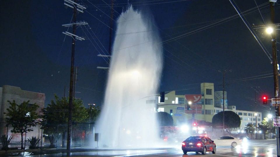 Ein Autofahrer rammte einen Hydranten in Los Angeles.