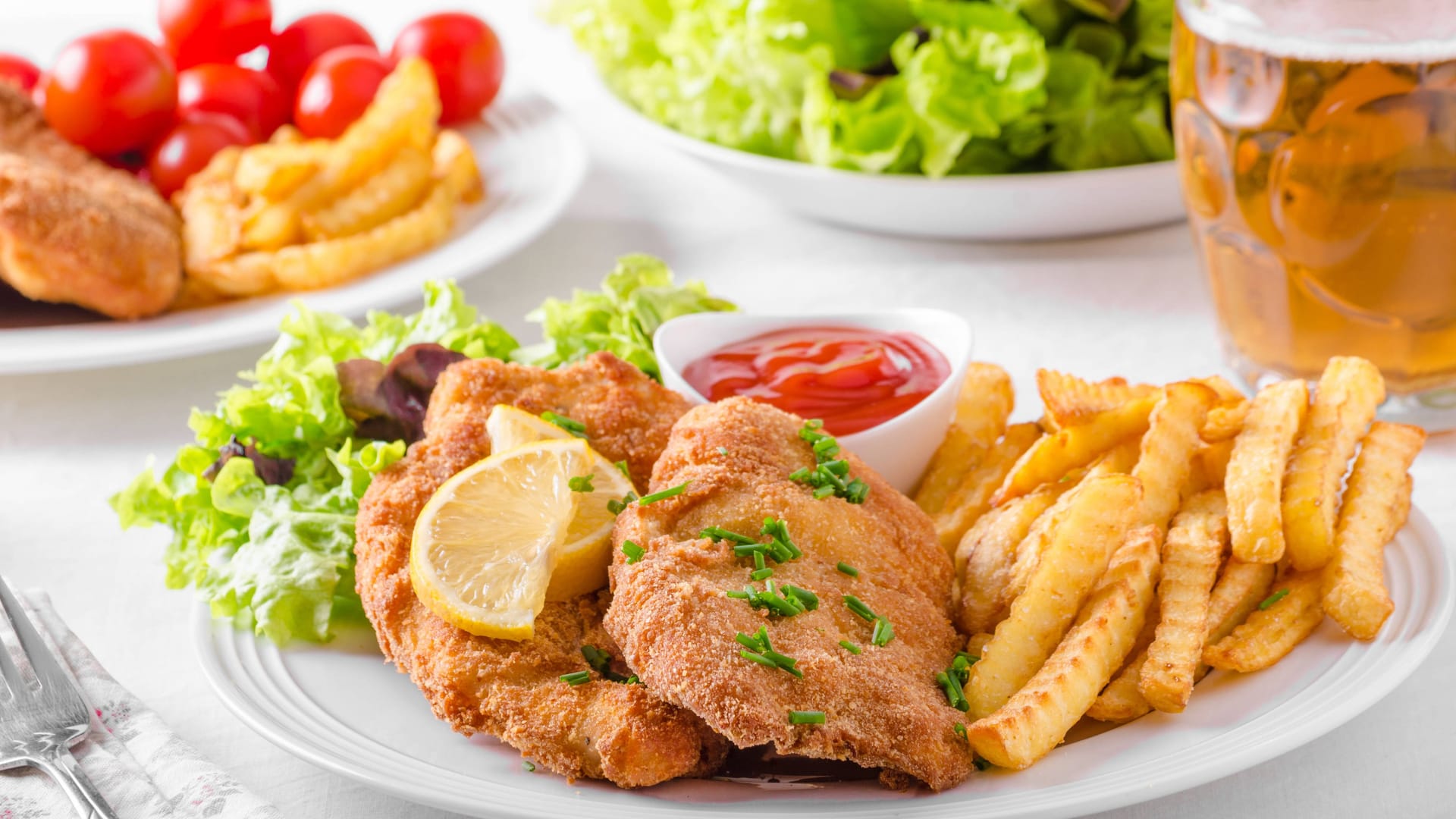 Wiener Schnitzel mit Pommes, Salat und Bier (Symbolbild): In einem Düsseldorfer Restaurant sind eklatante Hygienemängel aufgedeckt worden.