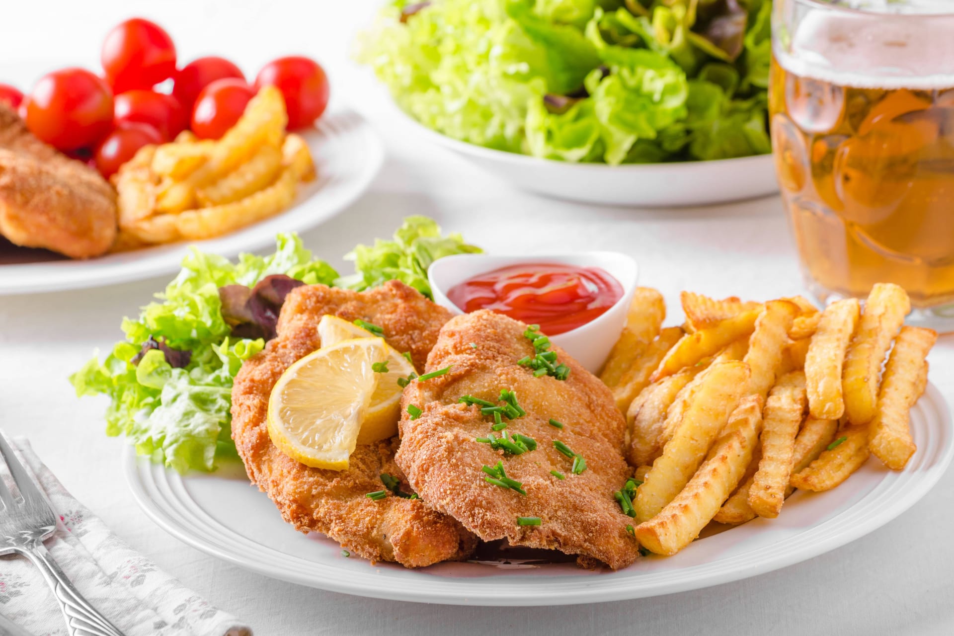 Wiener Schnitzel mit Pommes, Salat und Bier (Symbolbild): In einem Düsseldorfer Restaurant sind eklatante Hygienemängel aufgedeckt worden.