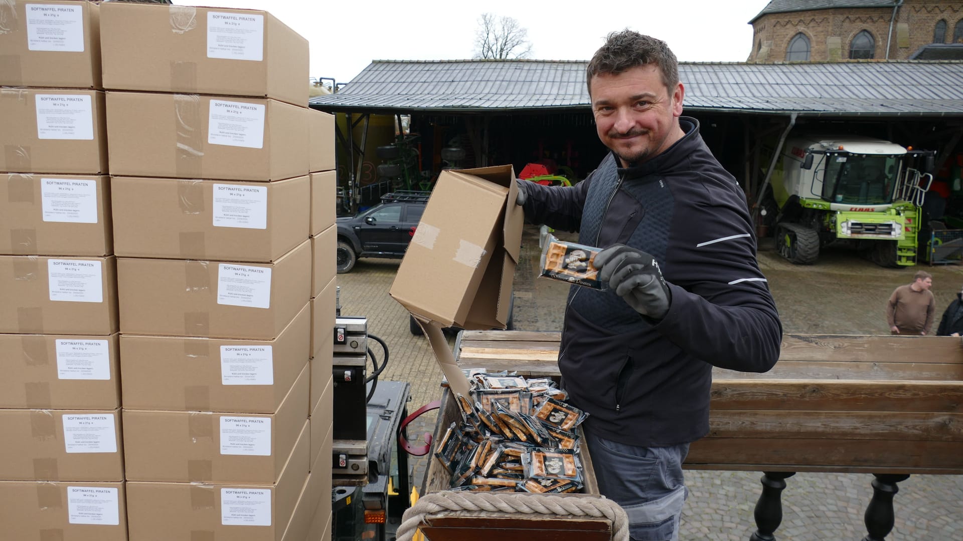 Thomas Pollok beim Entpacken der Waffeln.