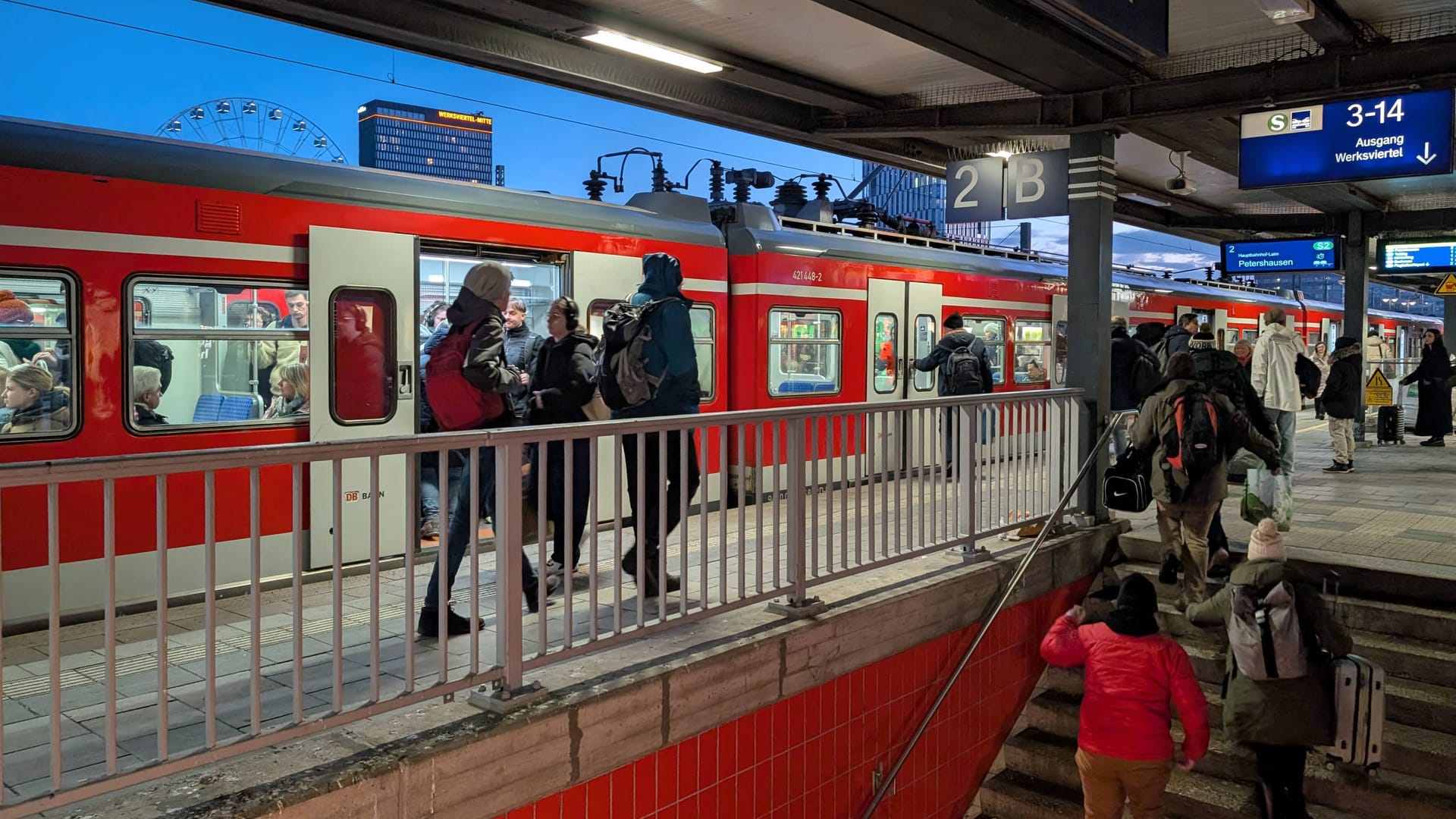 Reisende am Ostbahnhof (Archivbild): Die Bundespolizei prüft auch das Verhalten der Sicherheitskräfte.