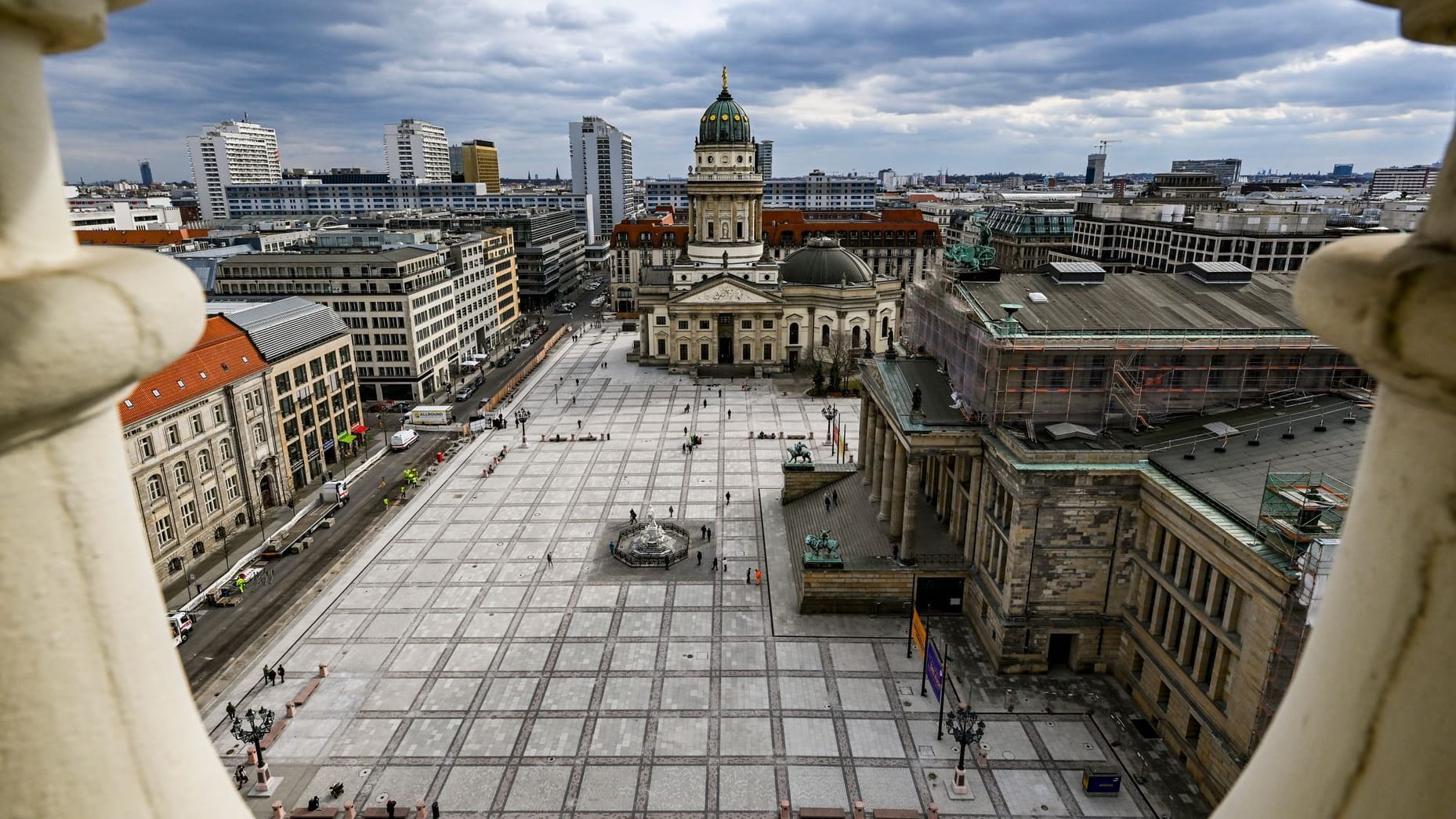 Gendarmenmarkt nach der Wiedereröffnung: Fehlende Bäume und Grünflächen werden von vielen bemängelt.