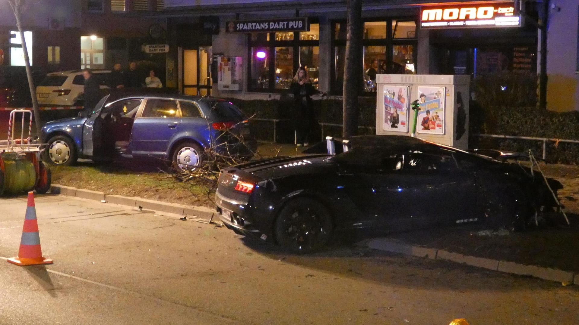 Verkehrsunfall auf dem Frankfurter Ring in München: Bei dem Unfall wurden zwei Personen leicht verletzt. Verkehrsunfall auf dem Frankfurter Ring in München: Bei dem Unfall wurden zwei Personen leicht verletzt.