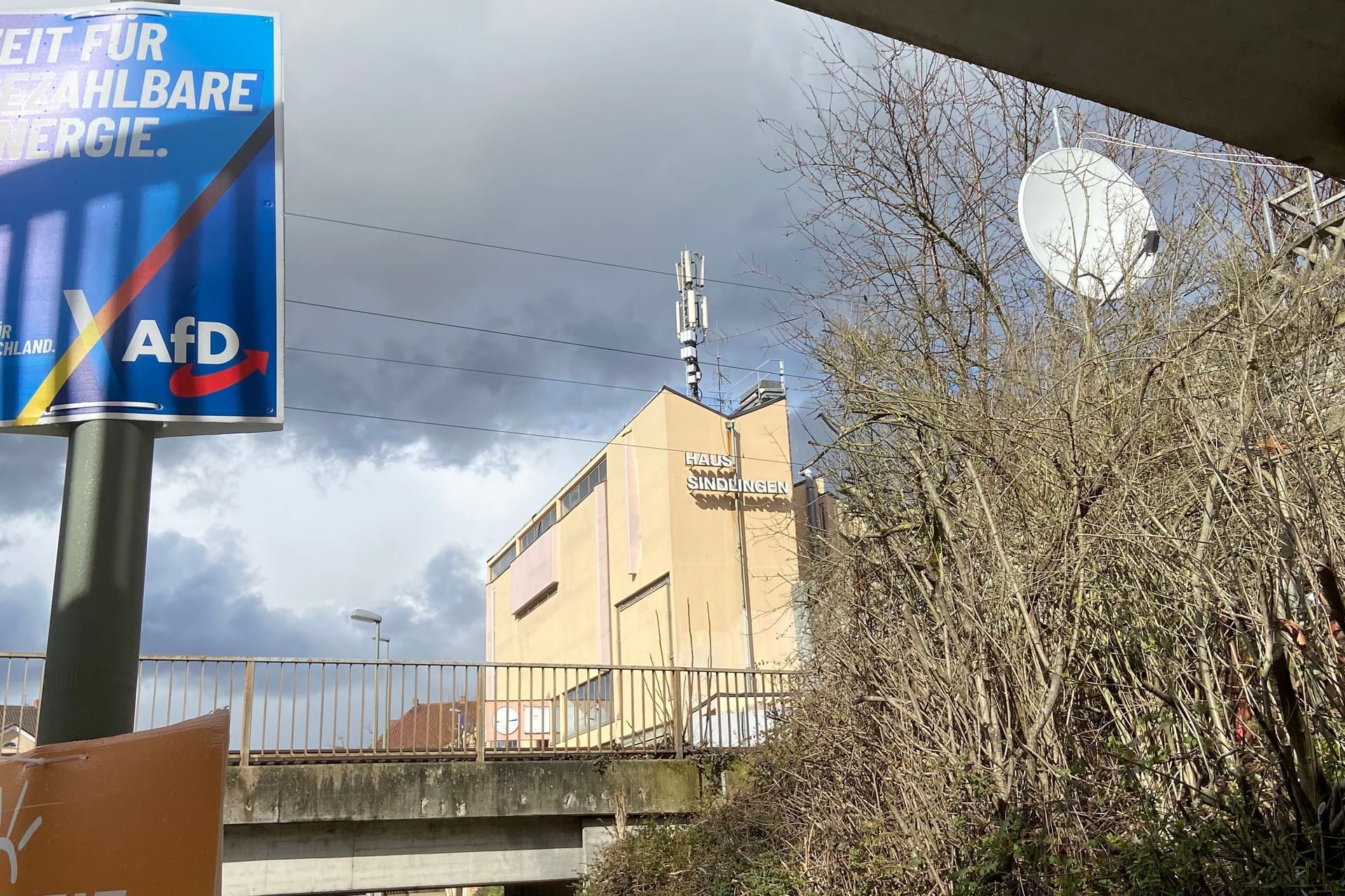 Ein AfD-Plakat neben dem Bürgerhaus in Frankfurt-Sindlingen.