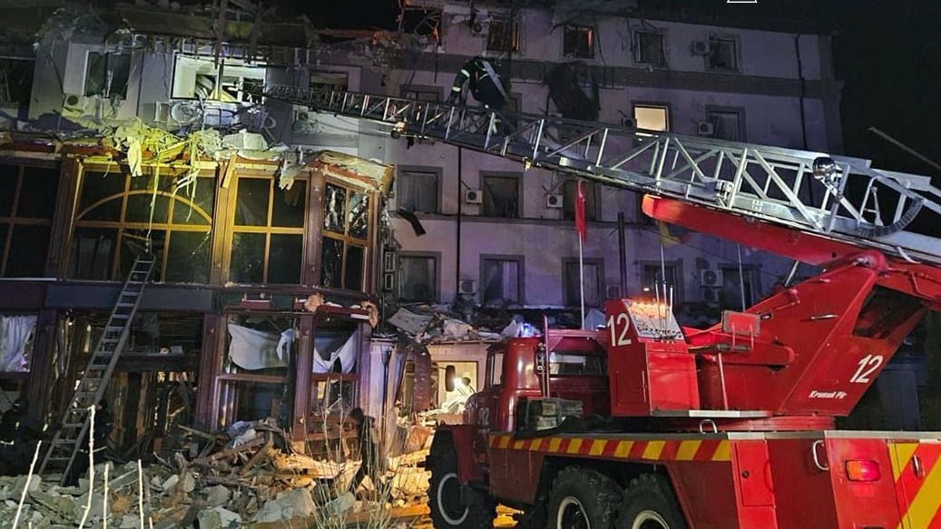 Ein Fahrzeug der Feuerwehr steht am Hotel in Kryvyi Rih, in dem zuvor eine russische Rakete eingeschlagen war.