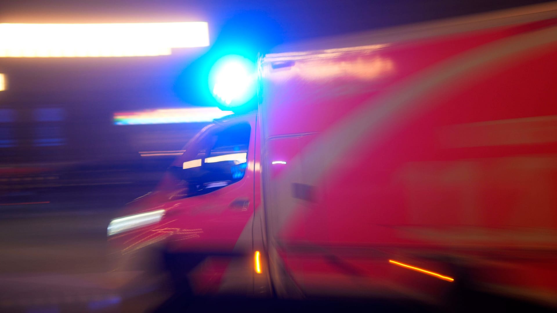 Rettungswagen der Feuerwehr im Einsatz (Archivbild): Bei einem Brand in Hellersdorf kam für eine Person jede Hilfe zu spät.