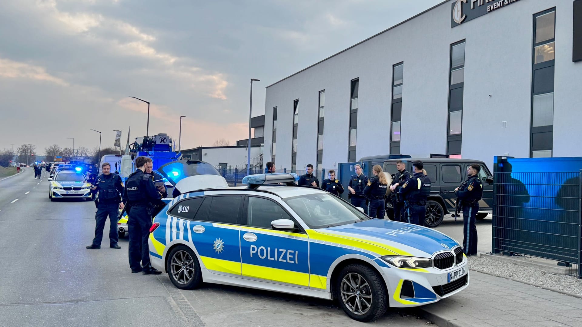 Der Einsatzort: Bei einer Hochzeitsfeier in Fürth ist ein Mann lebensgefährlich verletzt worden.