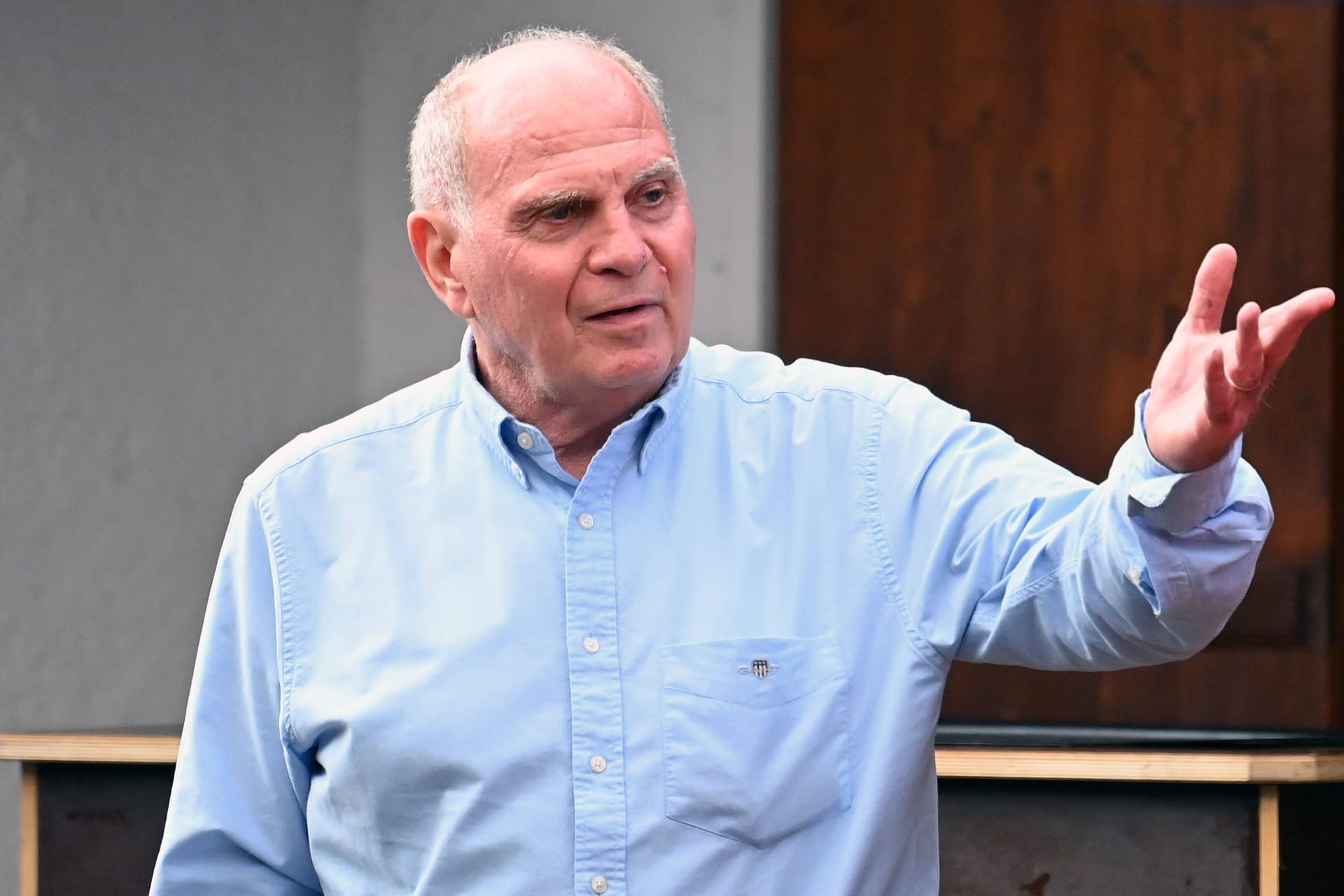 Uli Hoeneß (Archivbild): Die Situation in den USA bereitet dem Ehrenpräsidenten des FC Bayern große Sorgen.