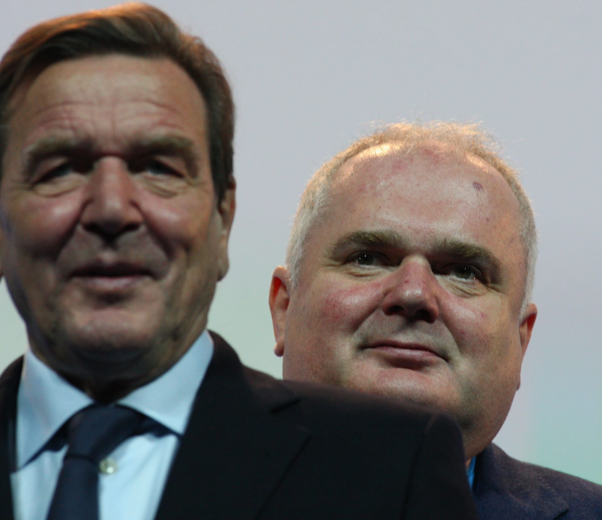 Nord Stream-Männer: Aufsichtsratsvorsitzender Gerhard Schröder (l.) und Geschäftsführer Matthias Warnig (Archivbild).