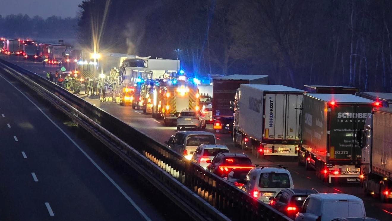 Stau nach schwerem Verkehrsunfall: Hinter der Unfallstelle reihen sich zahlreiche Fahrzeuge aneinander.