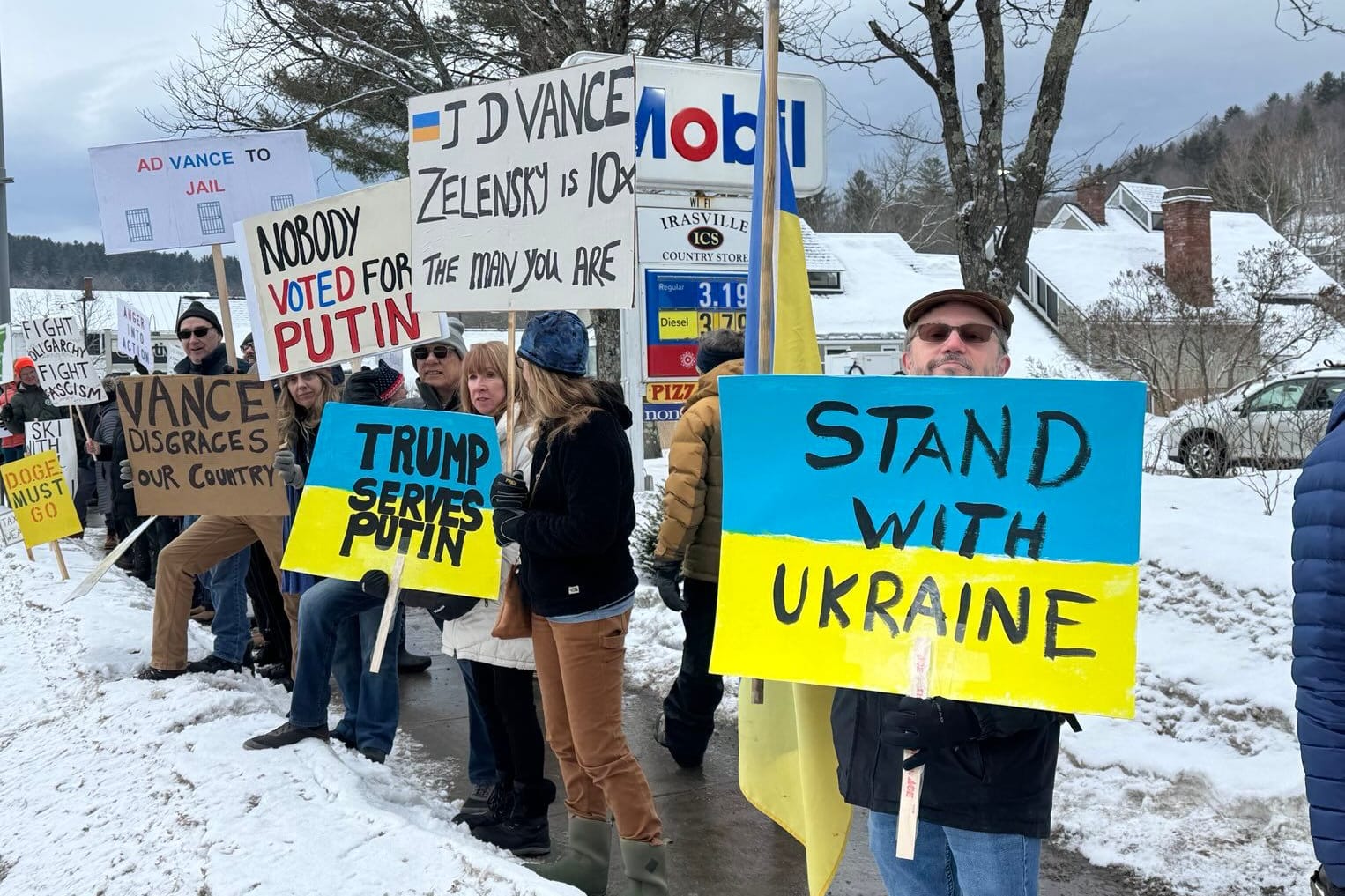 Demonstranten empfangen US-Vizepräsident J. D. Vance.