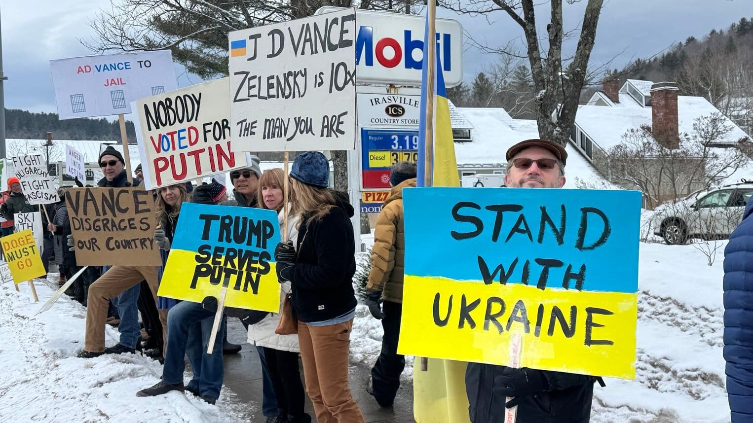 Demonstranten empfangen US-Vizepräsident J. D. Vance.