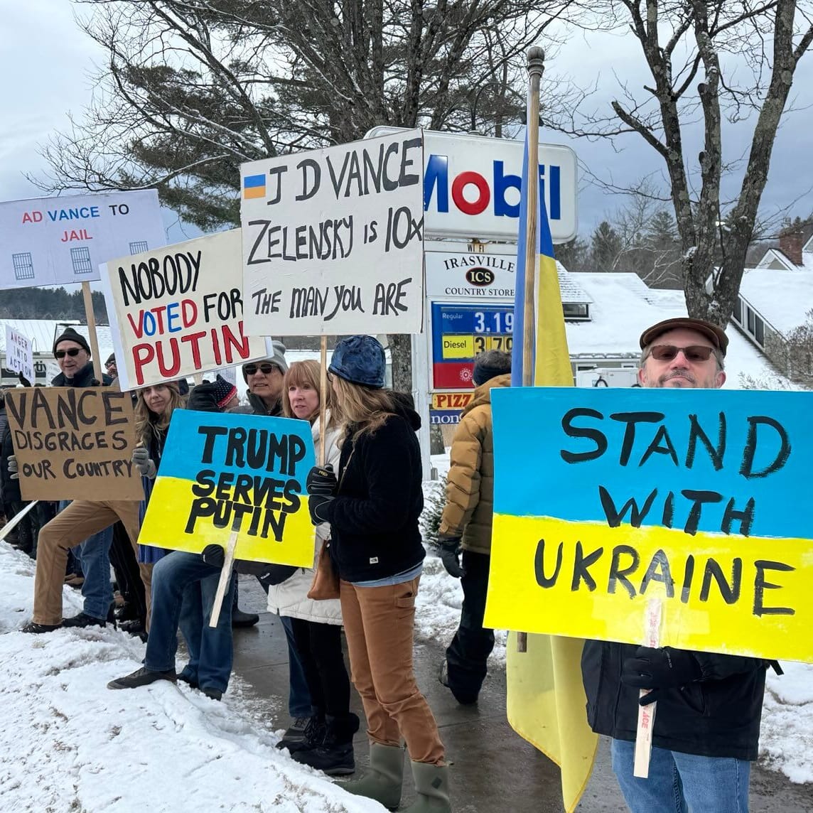 Demonstranten empfangen US-Vizepräsident J. D. Vance.