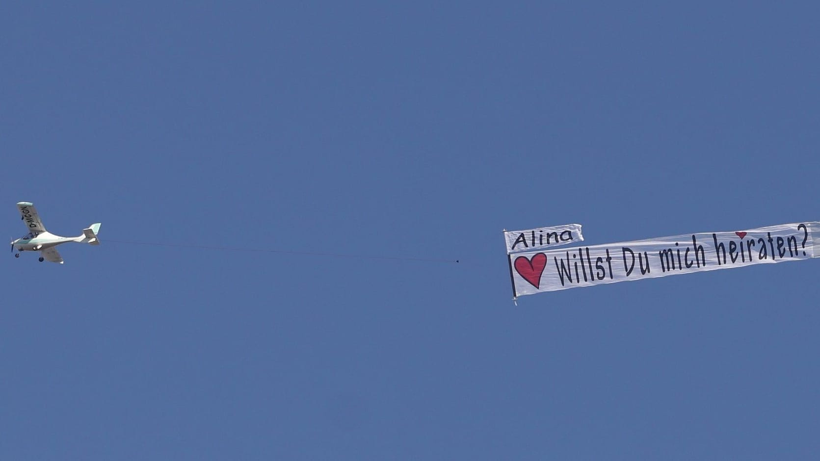 Heiratsantrag der besonderen Art am Himmel: Ein Flugzeug mit dem Banner "Alina – Willst du mich heiraten?" flog am Montag über Düsseldorf.