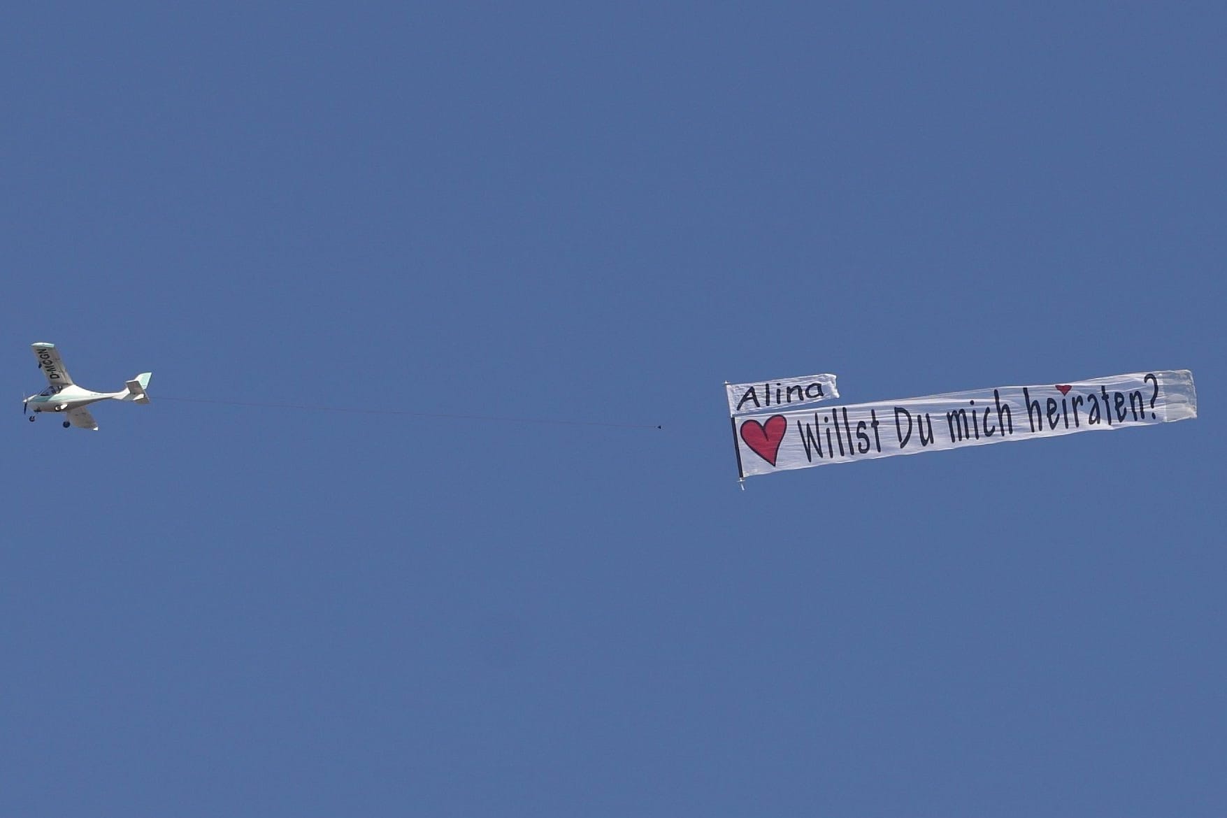 Heiratsantrag der besonderen Art am Himmel: Ein Flugzeug mit dem Banner "Alina – Willst du mich heiraten?" flog am Montag über Düsseldorf.