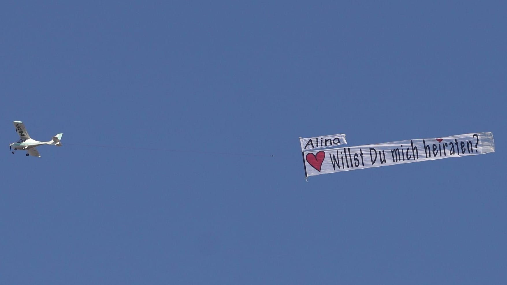 Heiratsantrag der besonderen Art am Himmel: Ein Flugzeug mit dem Banner "Alina – Willst du mich heiraten?" flog am Montag über Düsseldorf.