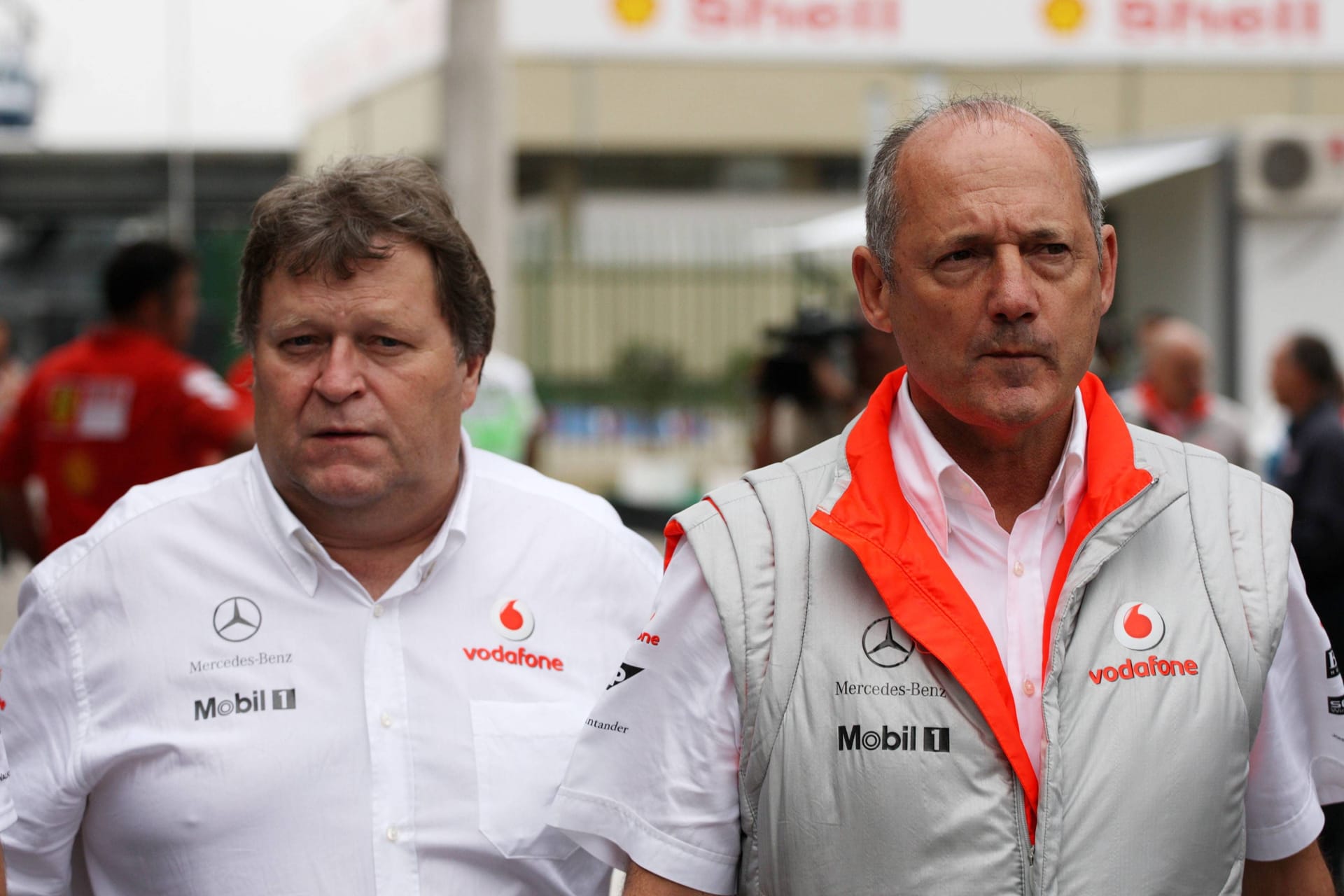 Norbert Haug (links) und Ron Dennis: Die beiden leiteten jahrelang die Geschicke bei McLaren-Mercedes.