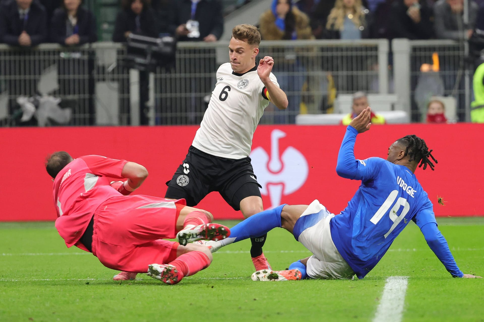 Joshua Kimmich: In einem eher unauffälligen deutschen Team der beste Feldspieler der ersten Hälfte. Im zweiten Durchgang dann mit einer perfekten Hereingabe auf Kleindienst zum 1:1-Ausgleich. Auch seine Flanke auf Goretzka (69.) war stark. Die Ecke zum Führungstor kam auch von ihm. Der Kapitän ging auch mit Leistung vorneweg und war der beste deutsche Feldspieler. Note 1