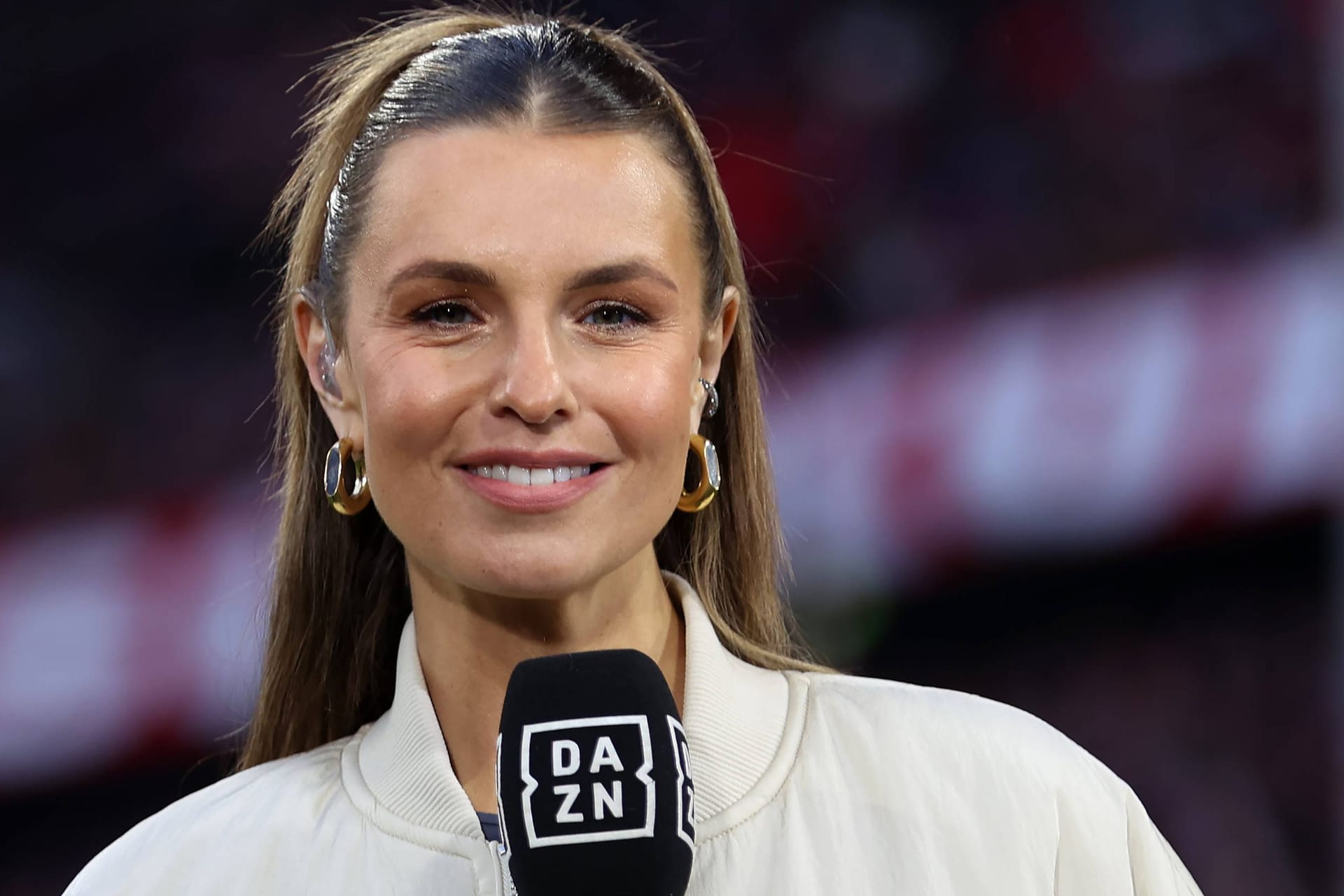 Laura Wontorra: Die 36-Jährige ist regelmäßig für DAZN bei Fußballspielen im Einsatz.