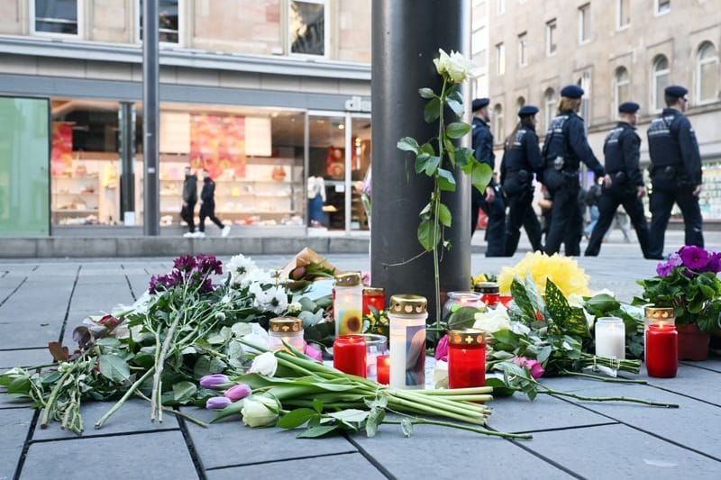 Blumen und Kerzen in Mannheims Fußgängerzone: Die Stadt schafft Raum für gemeinsames Trauern.