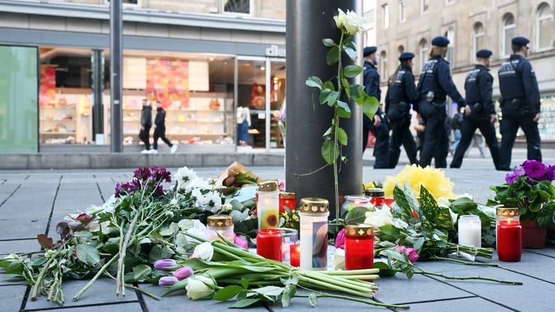 Blumen und Kerzen in Mannheims Fußgängerzone: Die Stadt schafft Raum für gemeinsames Trauern.