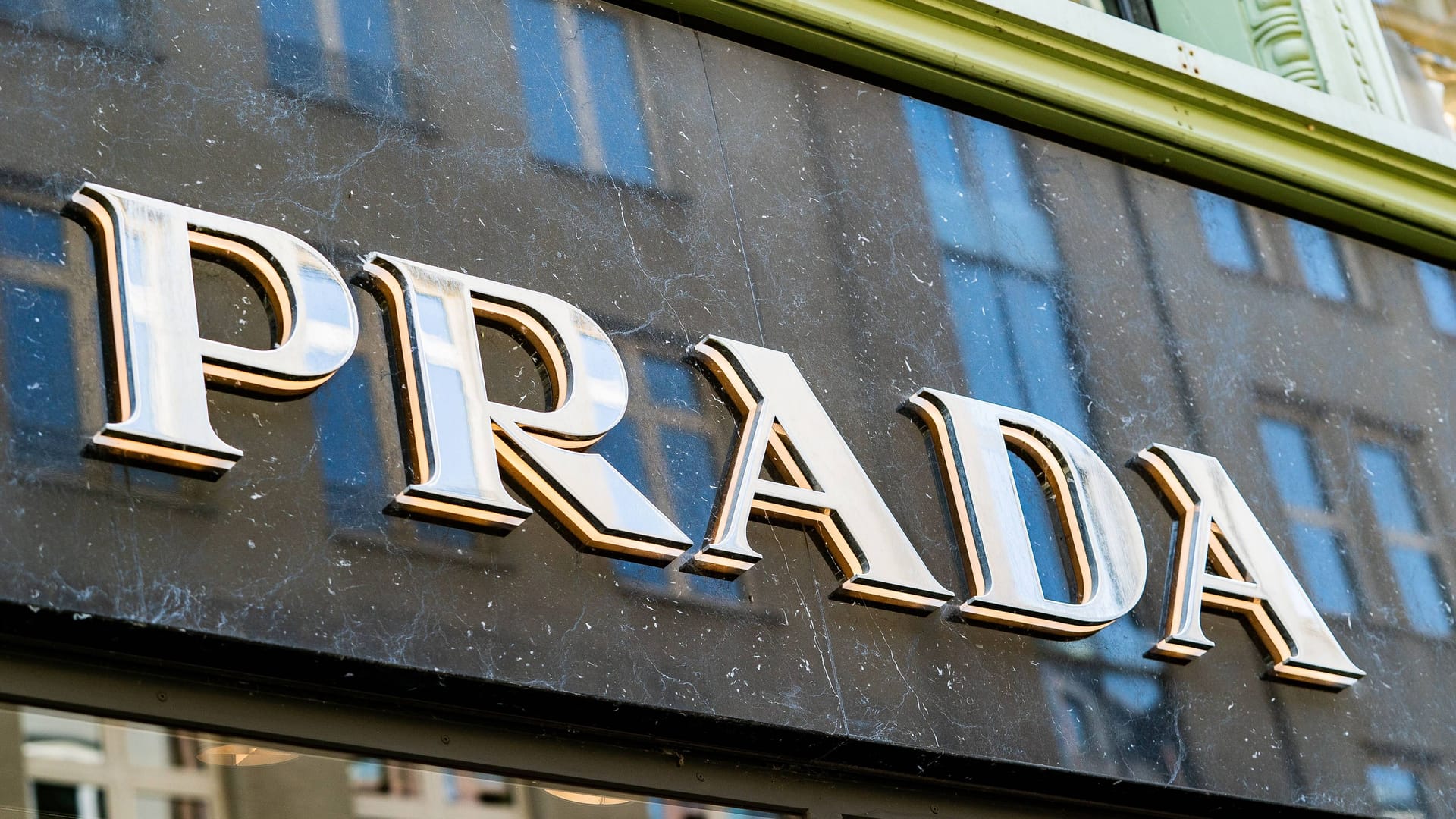 Prada Schriftzug an einem Geschäft in Hamburg (Symbolbild): Prada selbst wollte sich nicht zu den Übernahmegerüchten äußern.