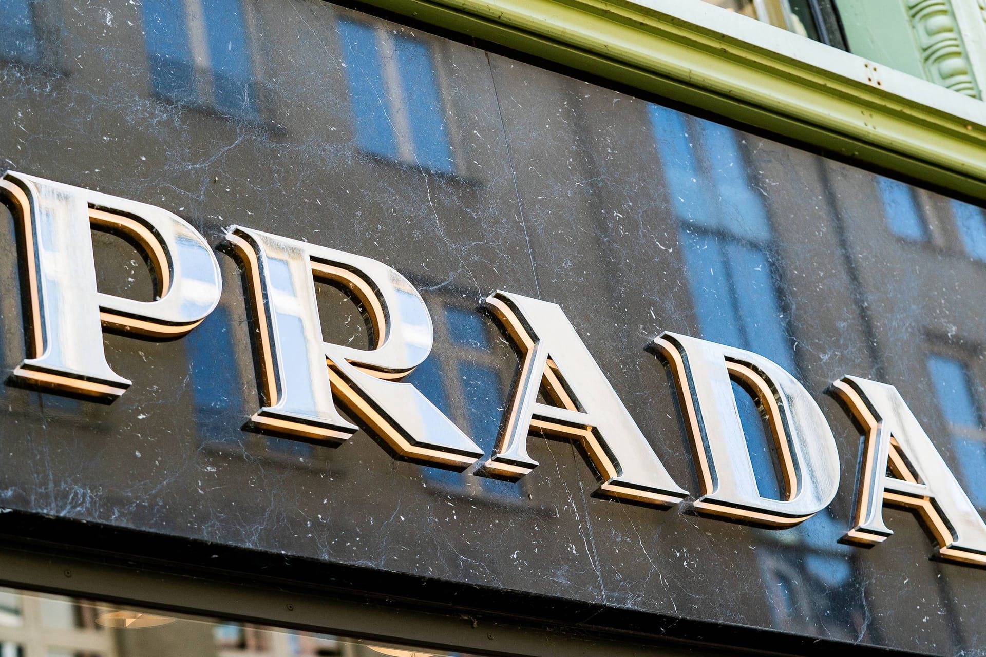 Prada Schriftzug an einem Geschäft in Hamburg (Symbolbild): Prada selbst wollte sich nicht zu den Übernahmegerüchten äußern.