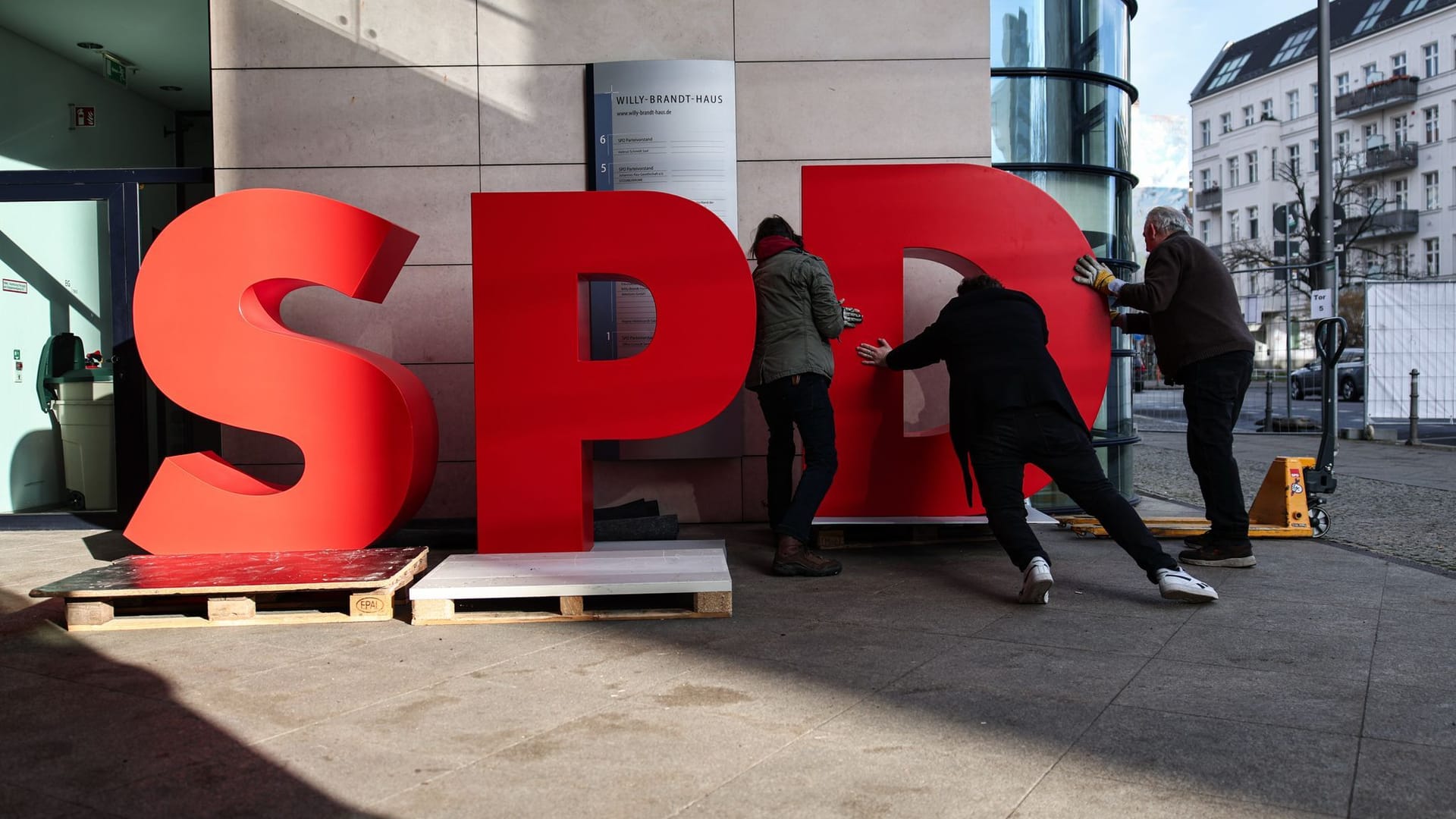 SPD-Schriftzug vor dem Willy-Brandt-Haus (Symbolbild): Die SPD-Basis in Braunschweig nimmt die Parteispitze in die Pflicht.