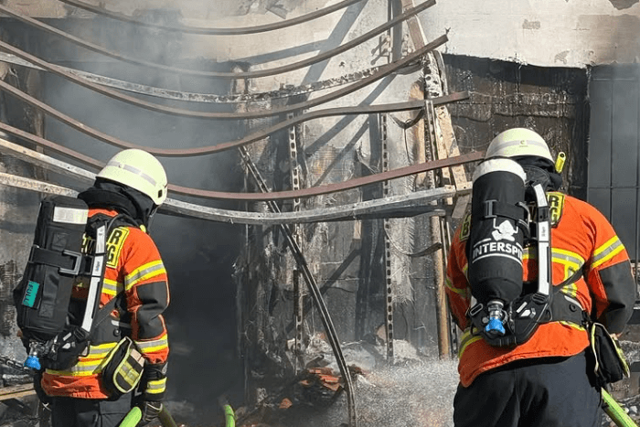 Feuerwehrleute am Brandort in der Innenstadt.