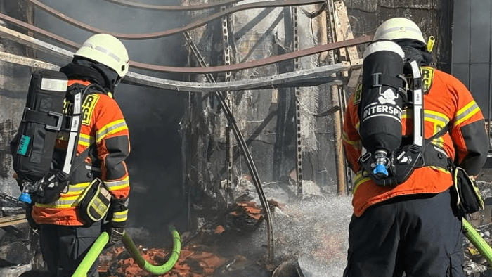 Feuerwehrleute am Brandort in der Innenstadt.