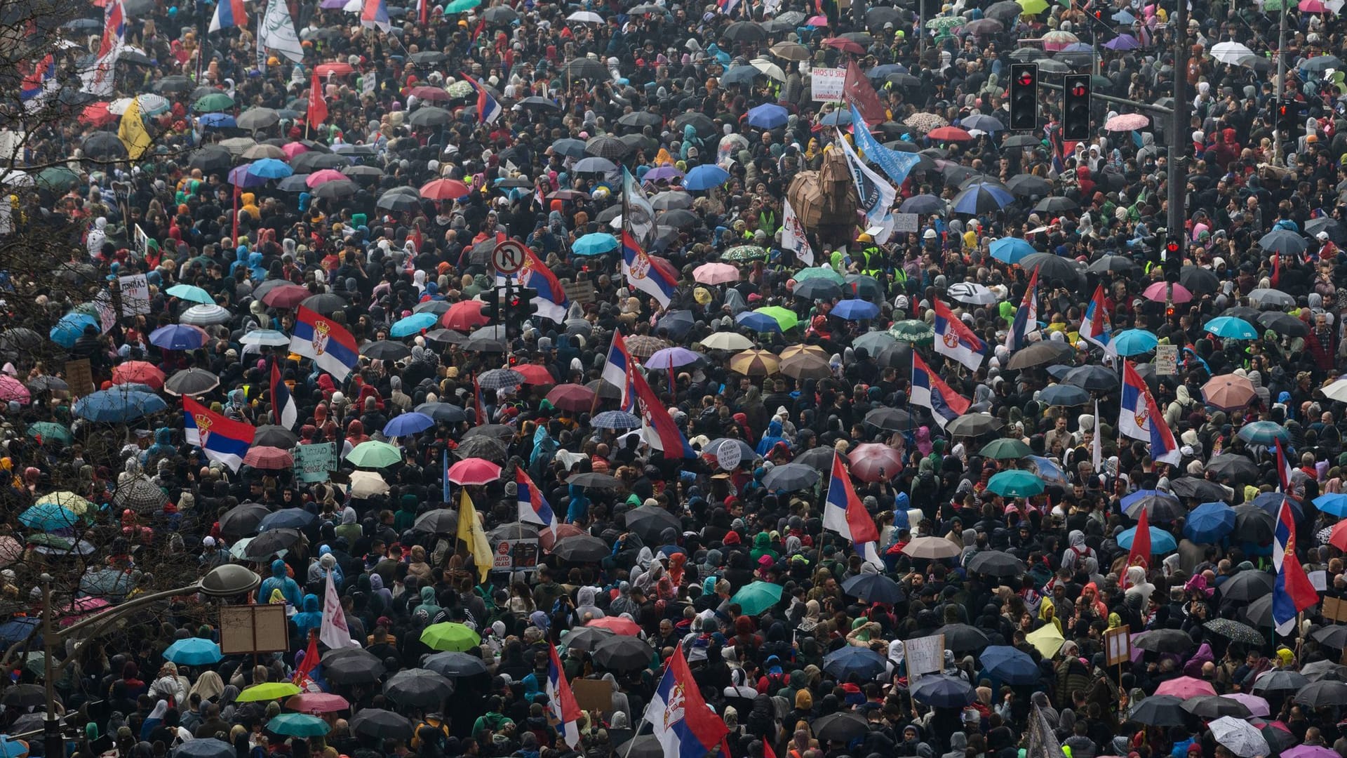 Menschen versammeln sich vor dem serbischen Parlament während einer großen Anti-Korruptions-Kundgebung unter der Leitung von Universitätsstudenten in Belgrad.